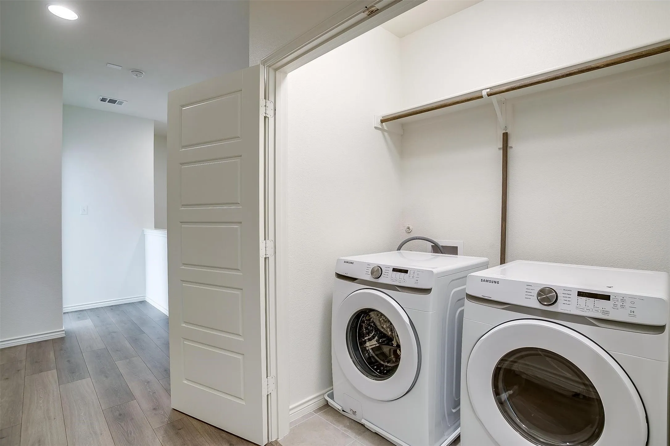 Single Family Residence For Rent in Tarrant County , 211 Athenia Drive, Fort Worth, Texas 76114, 3 Bedroom, 3 Bathroom, 2 Garage spaces, 1,652 Sqft, built in 2020, mls#21334717, Real Estate Agent in Fort Worth, Homes For Rent in Tarrant county, Homes For Rent in Fort Worth, Realtor in Fort Worth Texas, Real Estate Brokerage Independent Realty Texas, Luminita Cordes Realtor