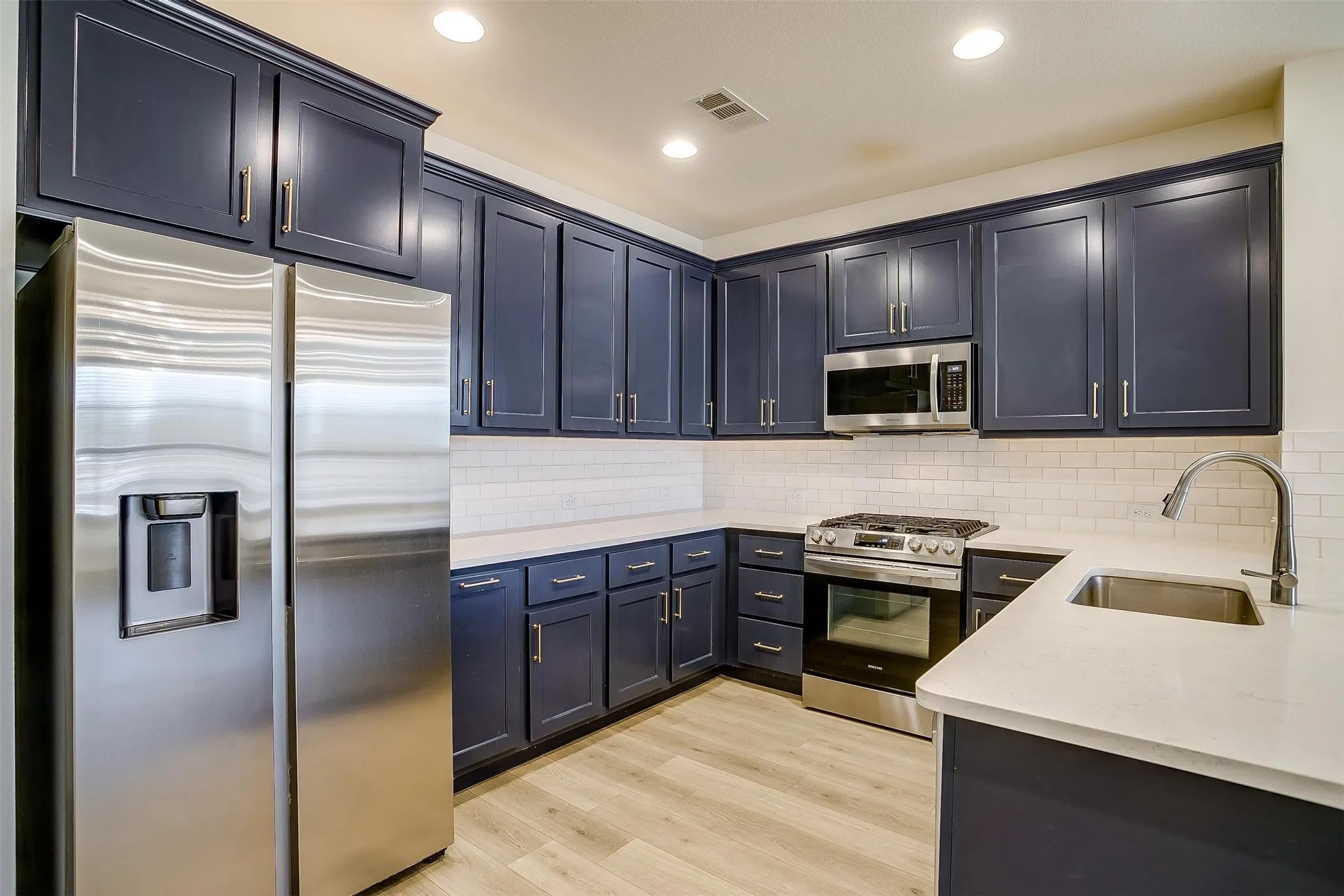 Single Family Residence For Rent in Tarrant County , 211 Athenia Drive, Fort Worth, Texas 76114, 3 Bedroom, 3 Bathroom, 2 Garage spaces, 1,652 Sqft, built in 2020, mls#21334717, Real Estate Agent in Fort Worth, Homes For Rent in Tarrant county, Homes For Rent in Fort Worth, Realtor in Fort Worth Texas, Real Estate Brokerage Independent Realty Texas, Luminita Cordes Realtor
