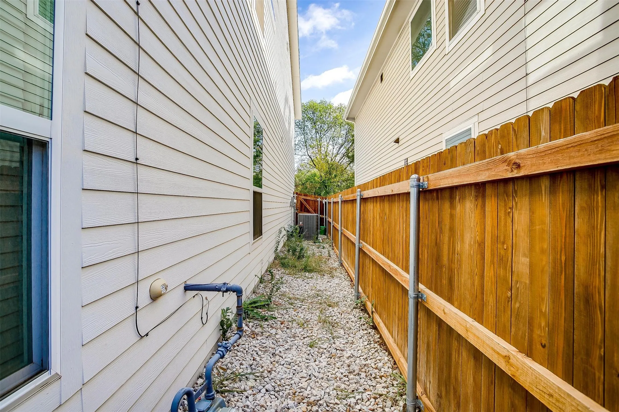 Single Family Residence For Rent in Tarrant County , 211 Athenia Drive, Fort Worth, Texas 76114, 3 Bedroom, 3 Bathroom, 2 Garage spaces, 1,652 Sqft, built in 2020, mls#21334717, Real Estate Agent in Fort Worth, Homes For Rent in Tarrant county, Homes For Rent in Fort Worth, Realtor in Fort Worth Texas, Real Estate Brokerage Independent Realty Texas, Luminita Cordes Realtor