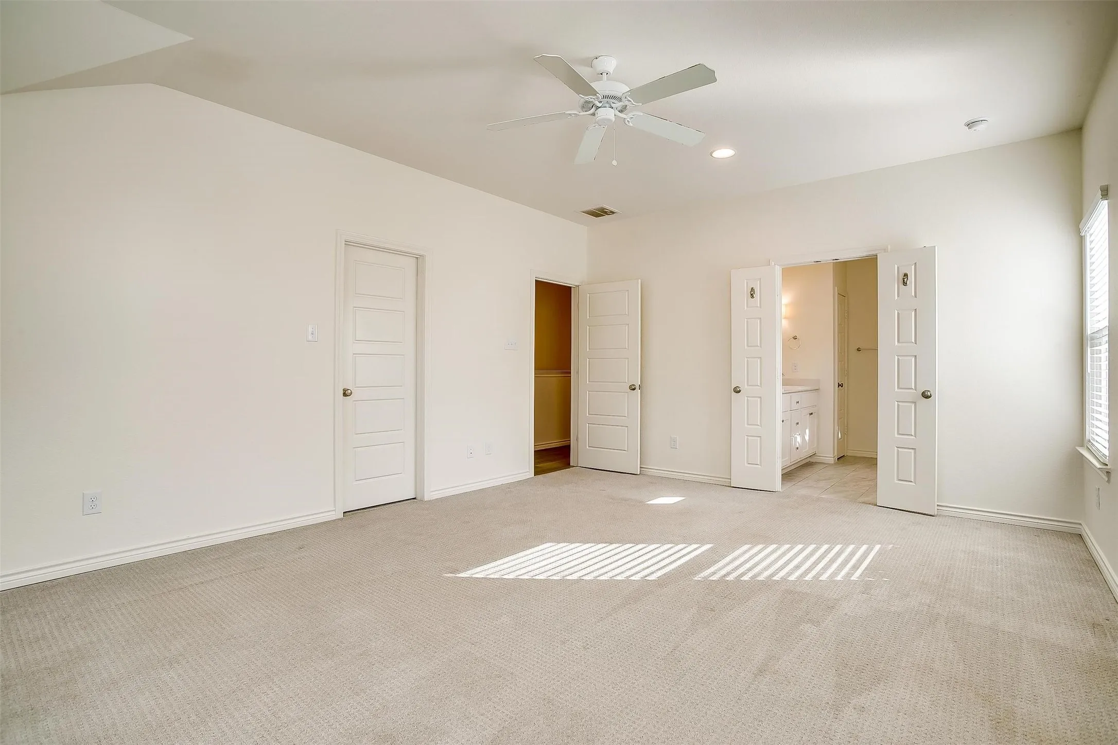 Single Family Residence For Rent in Tarrant County , 211 Athenia Drive, Fort Worth, Texas 76114, 3 Bedroom, 3 Bathroom, 2 Garage spaces, 1,652 Sqft, built in 2020, mls#21334717, Real Estate Agent in Fort Worth, Homes For Rent in Tarrant county, Homes For Rent in Fort Worth, Realtor in Fort Worth Texas, Real Estate Brokerage Independent Realty Texas, Luminita Cordes Realtor