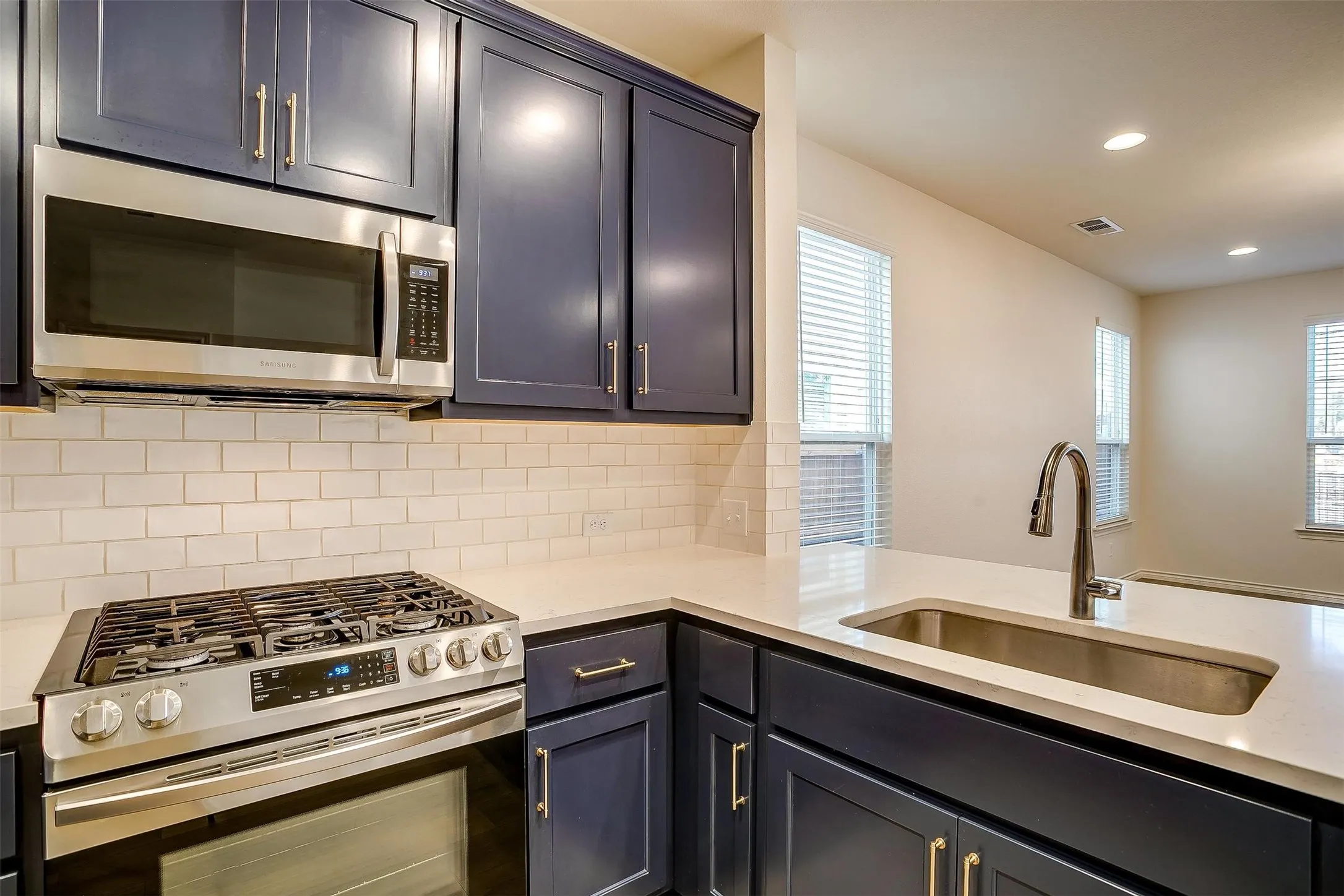 Single Family Residence For Rent in Tarrant County , 211 Athenia Drive, Fort Worth, Texas 76114, 3 Bedroom, 3 Bathroom, 2 Garage spaces, 1,652 Sqft, built in 2020, mls#21334717, Real Estate Agent in Fort Worth, Homes For Rent in Tarrant county, Homes For Rent in Fort Worth, Realtor in Fort Worth Texas, Real Estate Brokerage Independent Realty Texas, Luminita Cordes Realtor