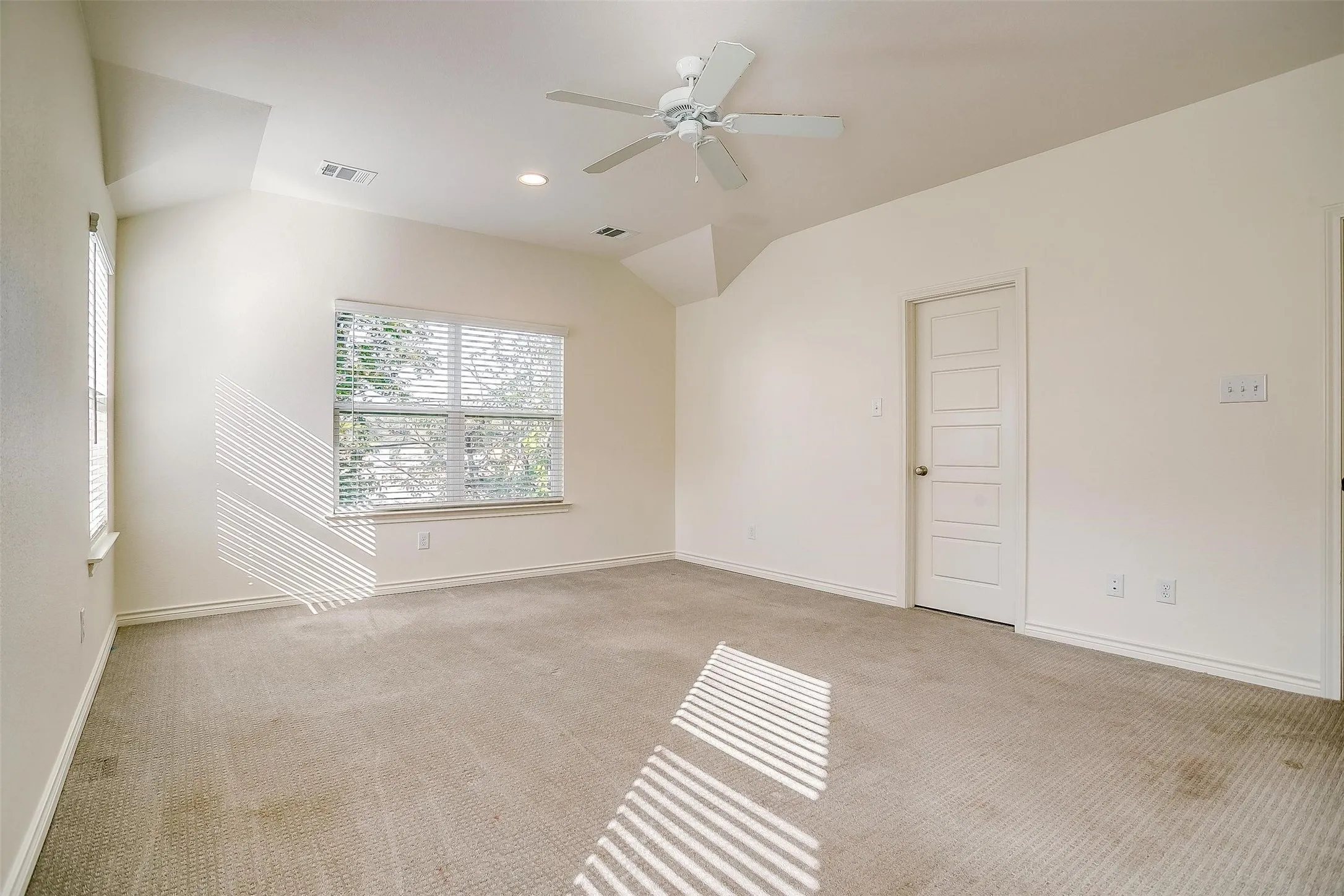 Single Family Residence For Rent in Tarrant County , 211 Athenia Drive, Fort Worth, Texas 76114, 3 Bedroom, 3 Bathroom, 2 Garage spaces, 1,652 Sqft, built in 2020, mls#21334717, Real Estate Agent in Fort Worth, Homes For Rent in Tarrant county, Homes For Rent in Fort Worth, Realtor in Fort Worth Texas, Real Estate Brokerage Independent Realty Texas, Luminita Cordes Realtor