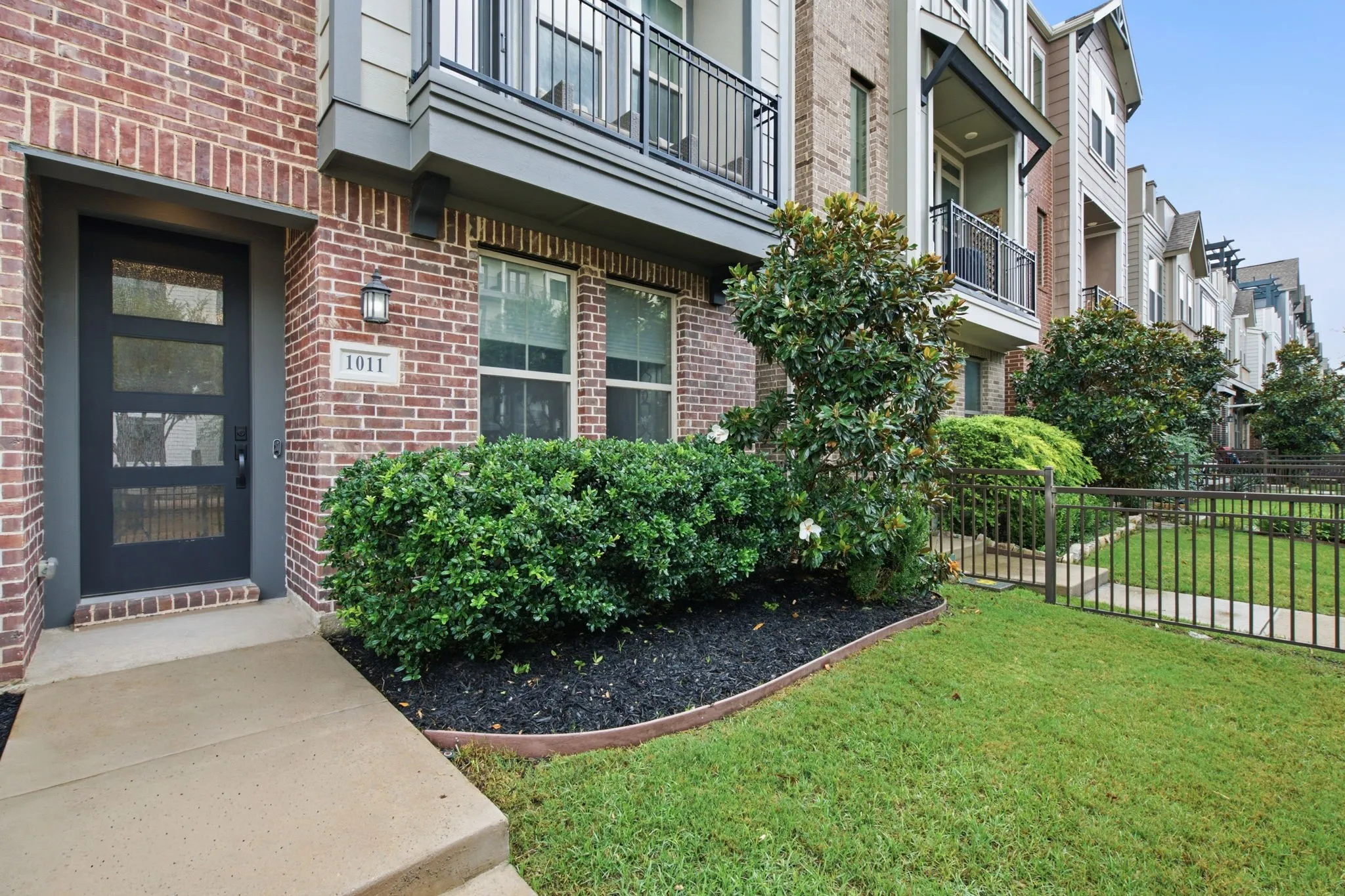 Single Family Residence For Sale in Dallas County , 1011 Tea Olive Lane, Dallas, Texas 75212, 3 Bedroom, 4 Bathroom, 2 Garage spaces, 2,234 Sqft, built in 2019, mls#21333961, Real Estate Agent in Dallas, Homes For Sale in Dallas county, Homes For Sale in Dallas, Realtor in Dallas Texas, Real Estate Brokerage Independent Realty Texas, Luminita Cordes Realtor