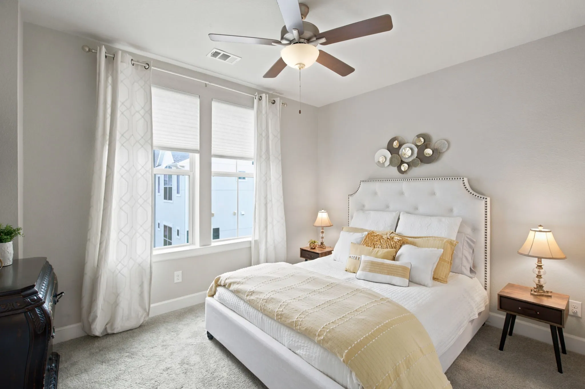 Single Family Residence For Sale in Dallas County , 1011 Tea Olive Lane, Dallas, Texas 75212, 3 Bedroom, 4 Bathroom, 2 Garage spaces, 2,234 Sqft, built in 2019, mls#21333961, Real Estate Agent in Dallas, Homes For Sale in Dallas county, Homes For Sale in Dallas, Realtor in Dallas Texas, Real Estate Brokerage Independent Realty Texas, Luminita Cordes Realtor