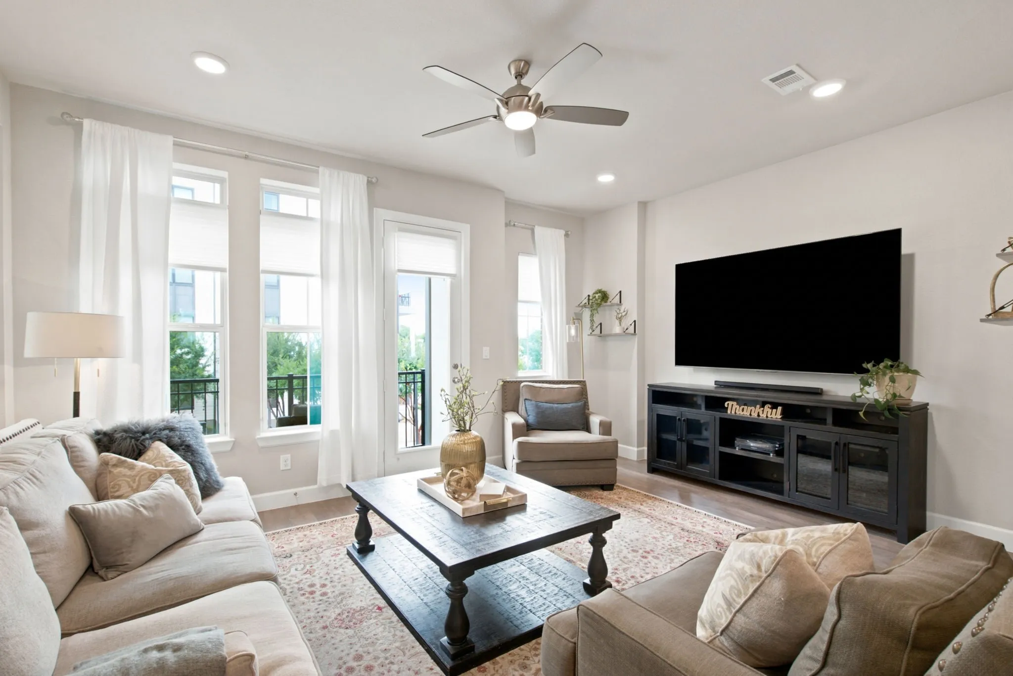 Single Family Residence For Sale in Dallas County , 1011 Tea Olive Lane, Dallas, Texas 75212, 3 Bedroom, 4 Bathroom, 2 Garage spaces, 2,234 Sqft, built in 2019, mls#21333961, Real Estate Agent in Dallas, Homes For Sale in Dallas county, Homes For Sale in Dallas, Realtor in Dallas Texas, Real Estate Brokerage Independent Realty Texas, Luminita Cordes Realtor