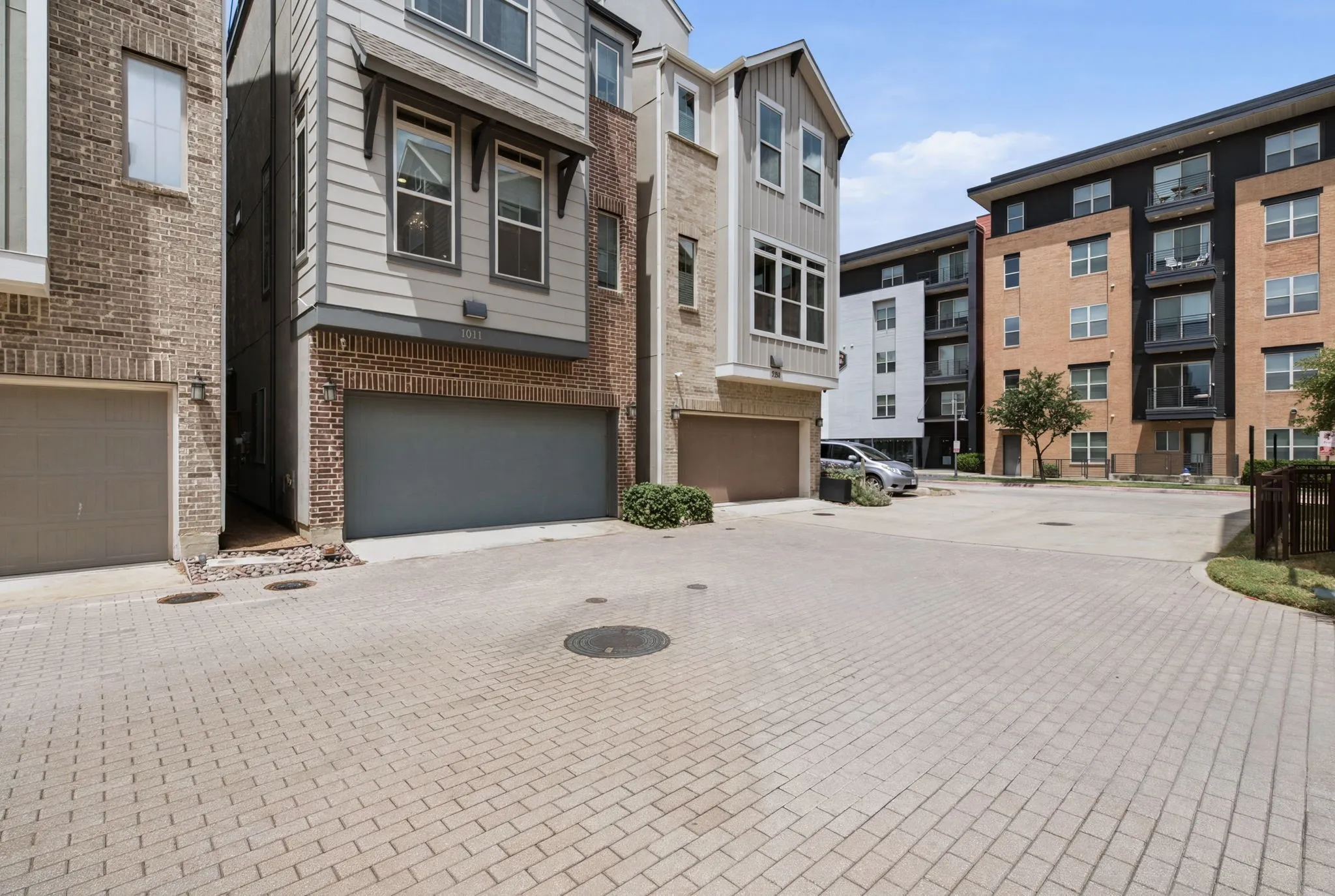 Single Family Residence For Sale in Dallas County , 1011 Tea Olive Lane, Dallas, Texas 75212, 3 Bedroom, 4 Bathroom, 2 Garage spaces, 2,234 Sqft, built in 2019, mls#21333961, Real Estate Agent in Dallas, Homes For Sale in Dallas county, Homes For Sale in Dallas, Realtor in Dallas Texas, Real Estate Brokerage Independent Realty Texas, Luminita Cordes Realtor