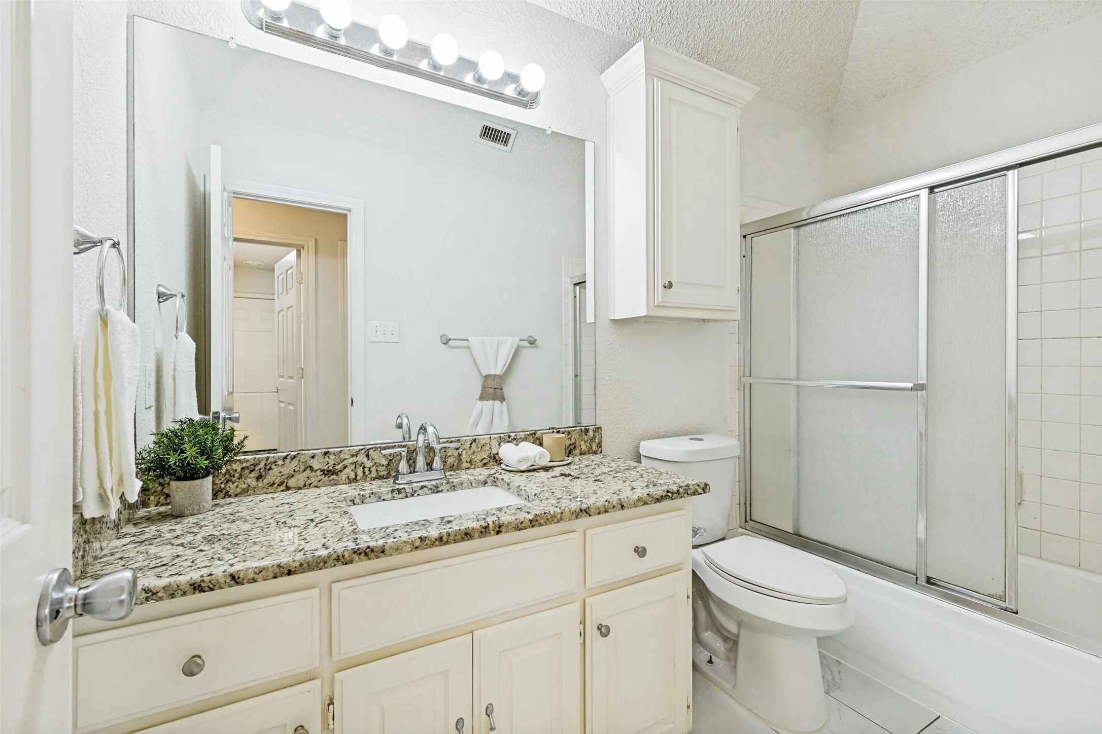 Single Family Residence For Sale in Tarrant County , 5957 Sundown Drive, Watauga, Texas 76148, 3 Bedroom, 2 Bathroom, 2 Garage spaces, 1,648 Sqft, built in 1990, mls#21324595, Real Estate Agent in Watauga, Homes For Sale in Tarrant county, Homes For Sale in Watauga, Realtor in Watauga Texas, Real Estate Brokerage Independent Realty Texas, Luminita Cordes Realtor
