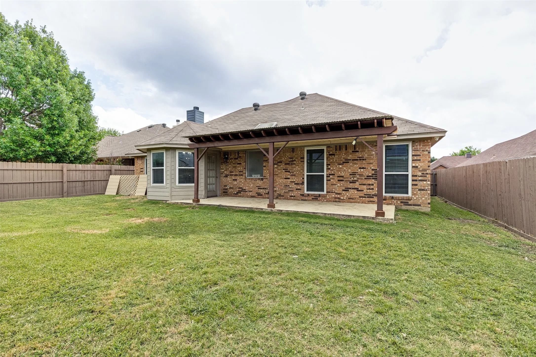 Single Family Residence For Sale in Tarrant County , 5957 Sundown Drive, Watauga, Texas 76148, 3 Bedroom, 2 Bathroom, 2 Garage spaces, 1,648 Sqft, built in 1990, mls#21324595, Real Estate Agent in Watauga, Homes For Sale in Tarrant county, Homes For Sale in Watauga, Realtor in Watauga Texas, Real Estate Brokerage Independent Realty Texas, Luminita Cordes Realtor