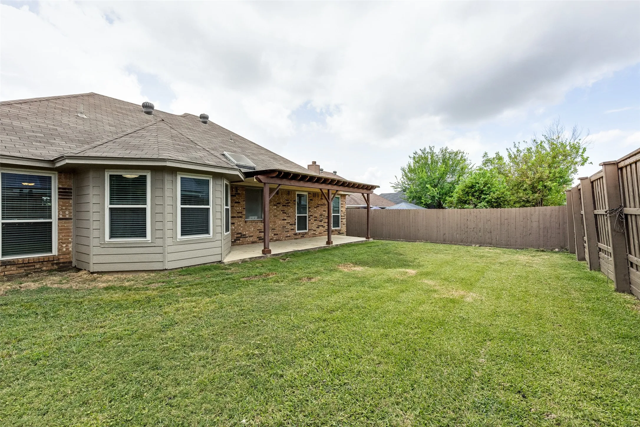 Single Family Residence For Sale in Tarrant County , 5957 Sundown Drive, Watauga, Texas 76148, 3 Bedroom, 2 Bathroom, 2 Garage spaces, 1,648 Sqft, built in 1990, mls#21324595, Real Estate Agent in Watauga, Homes For Sale in Tarrant county, Homes For Sale in Watauga, Realtor in Watauga Texas, Real Estate Brokerage Independent Realty Texas, Luminita Cordes Realtor