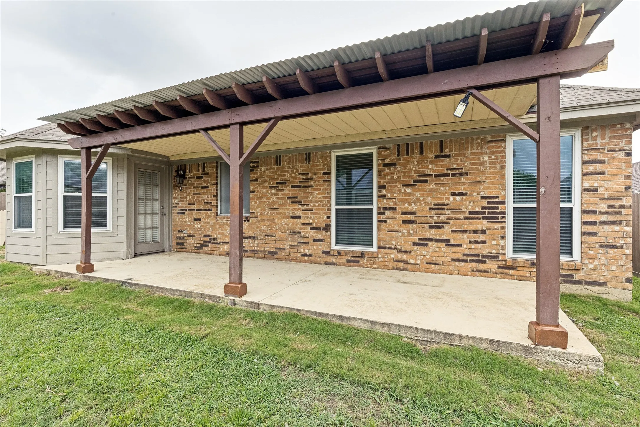 Single Family Residence For Sale in Tarrant County , 5957 Sundown Drive, Watauga, Texas 76148, 3 Bedroom, 2 Bathroom, 2 Garage spaces, 1,648 Sqft, built in 1990, mls#21324595, Real Estate Agent in Watauga, Homes For Sale in Tarrant county, Homes For Sale in Watauga, Realtor in Watauga Texas, Real Estate Brokerage Independent Realty Texas, Luminita Cordes Realtor