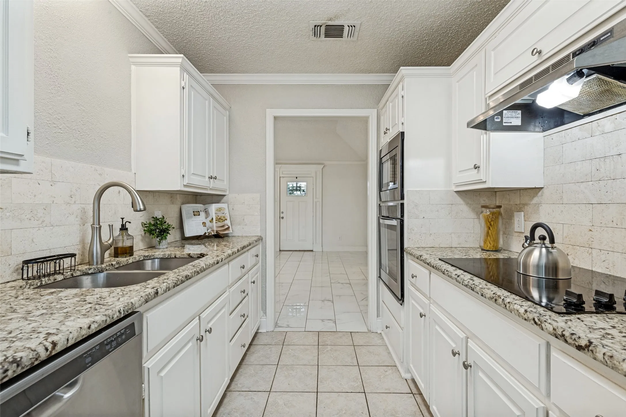 Single Family Residence For Sale in Tarrant County , 5957 Sundown Drive, Watauga, Texas 76148, 3 Bedroom, 2 Bathroom, 2 Garage spaces, 1,648 Sqft, built in 1990, mls#21324595, Real Estate Agent in Watauga, Homes For Sale in Tarrant county, Homes For Sale in Watauga, Realtor in Watauga Texas, Real Estate Brokerage Independent Realty Texas, Luminita Cordes Realtor