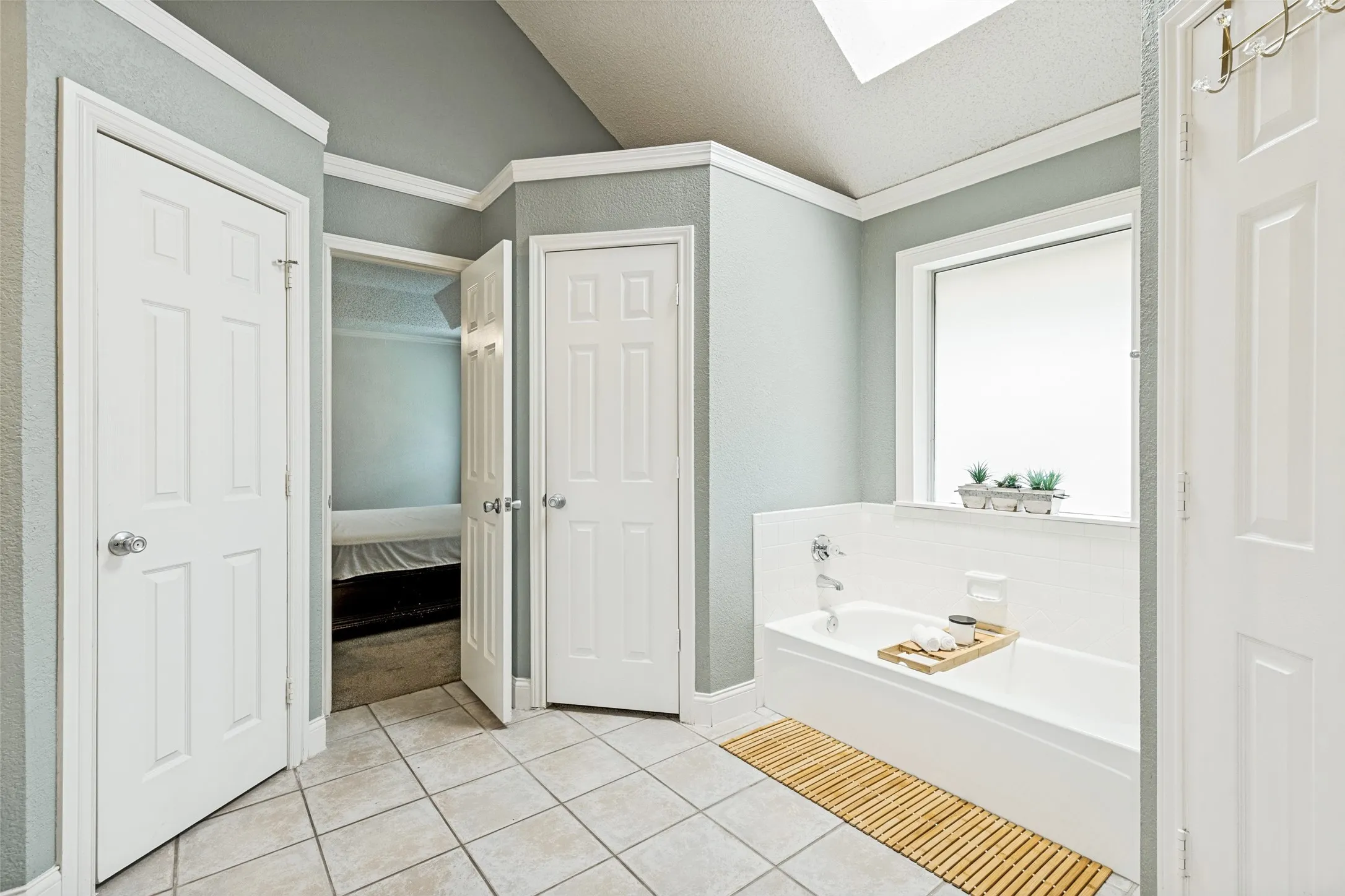 Single Family Residence For Sale in Tarrant County , 5957 Sundown Drive, Watauga, Texas 76148, 3 Bedroom, 2 Bathroom, 2 Garage spaces, 1,648 Sqft, built in 1990, mls#21324595, Real Estate Agent in Watauga, Homes For Sale in Tarrant county, Homes For Sale in Watauga, Realtor in Watauga Texas, Real Estate Brokerage Independent Realty Texas, Luminita Cordes Realtor