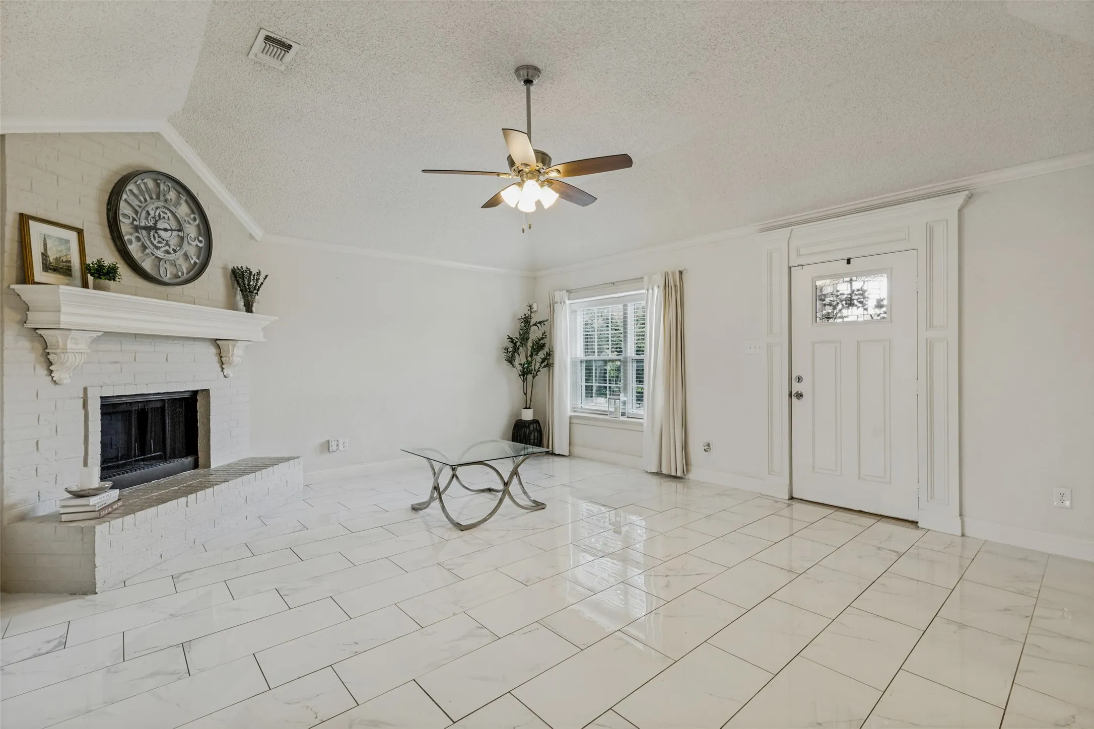 Single Family Residence For Sale in Tarrant County , 5957 Sundown Drive, Watauga, Texas 76148, 3 Bedroom, 2 Bathroom, 2 Garage spaces, 1,648 Sqft, built in 1990, mls#21324595, Real Estate Agent in Watauga, Homes For Sale in Tarrant county, Homes For Sale in Watauga, Realtor in Watauga Texas, Real Estate Brokerage Independent Realty Texas, Luminita Cordes Realtor
