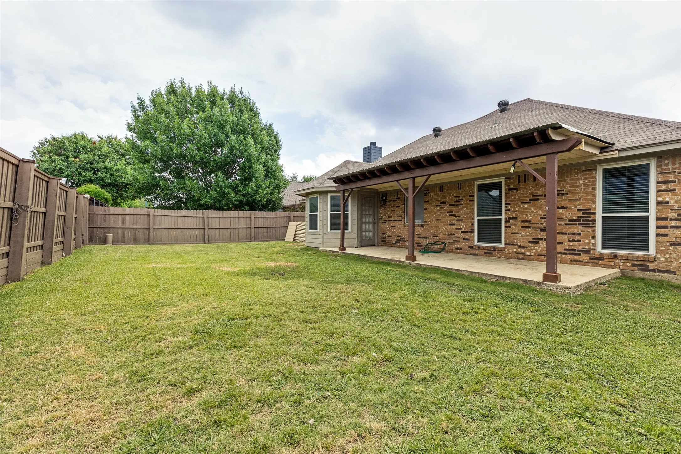 Single Family Residence For Sale in Tarrant County , 5957 Sundown Drive, Watauga, Texas 76148, 3 Bedroom, 2 Bathroom, 2 Garage spaces, 1,648 Sqft, built in 1990, mls#21324595, Real Estate Agent in Watauga, Homes For Sale in Tarrant county, Homes For Sale in Watauga, Realtor in Watauga Texas, Real Estate Brokerage Independent Realty Texas, Luminita Cordes Realtor