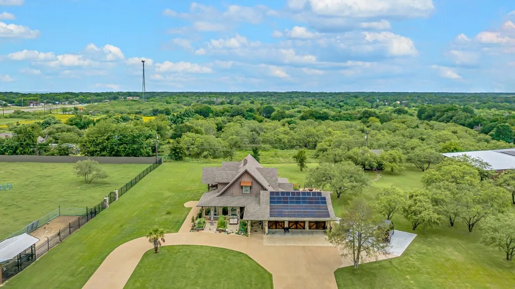 Single Family Residence For Sale in Mc Lennan County , 5004 Gholson Road, Waco, Texas 76705, 3 Bedrooms, 4 Bathrooms, 3 Garage spaces, 3,145 Sqft, built in 2017, Price $1,100,000, mls#21329772, Real Estate Agent in Waco, Homes For Sale in Mc Lennan county, Homes For Sale in Waco, Realtor in Waco Texas, Real Estate Brokerage Independent Realty Texas, Luminita Cordes Realtor