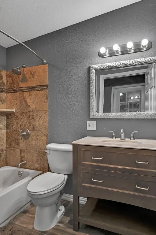 Single Family Residence For Sale in Mc Lennan County , 5004 Gholson Road, Waco, Texas 76705, 3 Bedrooms, 4 Bathrooms, 3 Garage spaces, 3,145 Sqft, built in 2017, Price $1,100,000, mls#21329772, Real Estate Agent in Waco, Homes For Sale in Mc Lennan county, Homes For Sale in Waco, Realtor in Waco Texas, Real Estate Brokerage Independent Realty Texas, Luminita Cordes Realtor