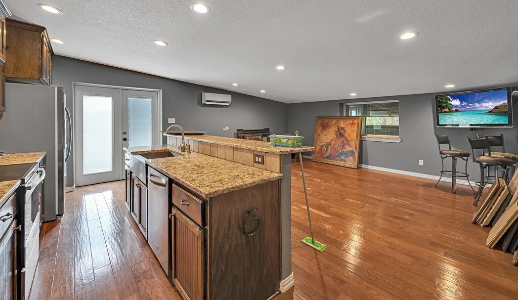 Single Family Residence For Sale in Mc Lennan County , 5004 Gholson Road, Waco, Texas 76705, 3 Bedrooms, 4 Bathrooms, 3 Garage spaces, 3,145 Sqft, built in 2017, Price $1,100,000, mls#21329772, Real Estate Agent in Waco, Homes For Sale in Mc Lennan county, Homes For Sale in Waco, Realtor in Waco Texas, Real Estate Brokerage Independent Realty Texas, Luminita Cordes Realtor