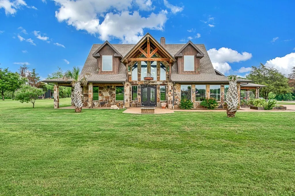 Single Family Residence For Sale in Mc Lennan County , 5004 Gholson Road, Waco, Texas 76705, 3 Bedrooms, 4 Bathrooms, 3 Garage spaces, 3,145 Sqft, built in 2017, Price $1,100,000, mls#21329772, Real Estate Agent in Waco, Homes For Sale in Mc Lennan county, Homes For Sale in Waco, Realtor in Waco Texas, Real Estate Brokerage Independent Realty Texas, Luminita Cordes Realtor