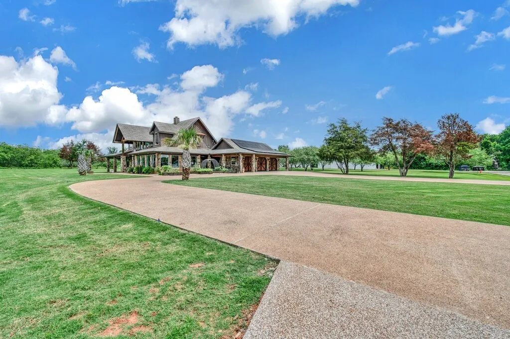 Single Family Residence For Sale in Mc Lennan County , 5004 Gholson Road, Waco, Texas 76705, 3 Bedrooms, 4 Bathrooms, 3 Garage spaces, 3,145 Sqft, built in 2017, Price $1,100,000, mls#21329772, Real Estate Agent in Waco, Homes For Sale in Mc Lennan county, Homes For Sale in Waco, Realtor in Waco Texas, Real Estate Brokerage Independent Realty Texas, Luminita Cordes Realtor