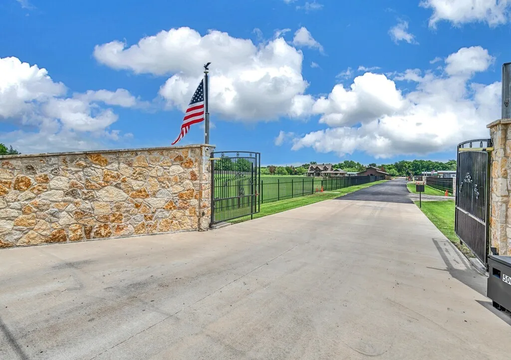 Single Family Residence For Sale in Mc Lennan County , 5004 Gholson Road, Waco, Texas 76705, 3 Bedrooms, 4 Bathrooms, 3 Garage spaces, 3,145 Sqft, built in 2017, Price $1,100,000, mls#21329772, Real Estate Agent in Waco, Homes For Sale in Mc Lennan county, Homes For Sale in Waco, Realtor in Waco Texas, Real Estate Brokerage Independent Realty Texas, Luminita Cordes Realtor