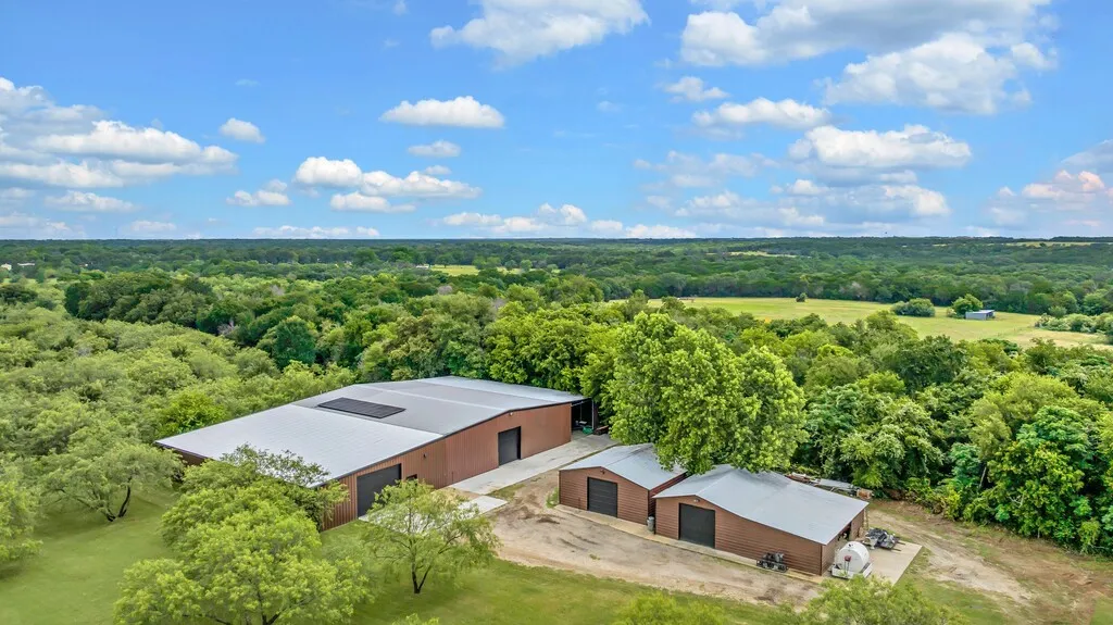 Single Family Residence For Sale in Mc Lennan County , 5004 Gholson Road, Waco, Texas 76705, 3 Bedrooms, 4 Bathrooms, 3 Garage spaces, 3,145 Sqft, built in 2017, Price $1,100,000, mls#21329772, Real Estate Agent in Waco, Homes For Sale in Mc Lennan county, Homes For Sale in Waco, Realtor in Waco Texas, Real Estate Brokerage Independent Realty Texas, Luminita Cordes Realtor
