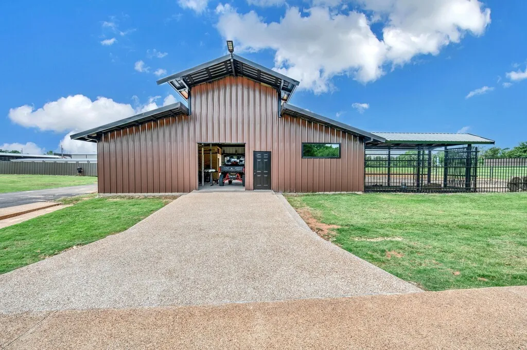 Single Family Residence For Sale in Mc Lennan County , 5004 Gholson Road, Waco, Texas 76705, 3 Bedrooms, 4 Bathrooms, 3 Garage spaces, 3,145 Sqft, built in 2017, Price $1,100,000, mls#21329772, Real Estate Agent in Waco, Homes For Sale in Mc Lennan county, Homes For Sale in Waco, Realtor in Waco Texas, Real Estate Brokerage Independent Realty Texas, Luminita Cordes Realtor