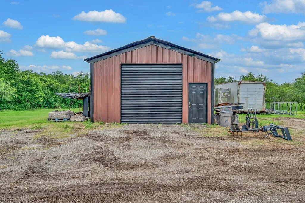 Single Family Residence For Sale in Mc Lennan County , 5004 Gholson Road, Waco, Texas 76705, 3 Bedrooms, 4 Bathrooms, 3 Garage spaces, 3,145 Sqft, built in 2017, Price $1,100,000, mls#21329772, Real Estate Agent in Waco, Homes For Sale in Mc Lennan county, Homes For Sale in Waco, Realtor in Waco Texas, Real Estate Brokerage Independent Realty Texas, Luminita Cordes Realtor