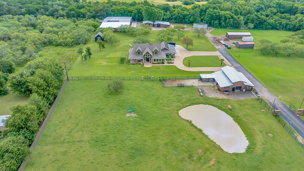 Single Family Residence For Sale in Mc Lennan County , 5004 Gholson Road, Waco, Texas 76705, 3 Bedrooms, 4 Bathrooms, 3 Garage spaces, 3,145 Sqft, built in 2017, Price $1,100,000, mls#21329772, Real Estate Agent in Waco, Homes For Sale in Mc Lennan county, Homes For Sale in Waco, Realtor in Waco Texas, Real Estate Brokerage Independent Realty Texas, Luminita Cordes Realtor