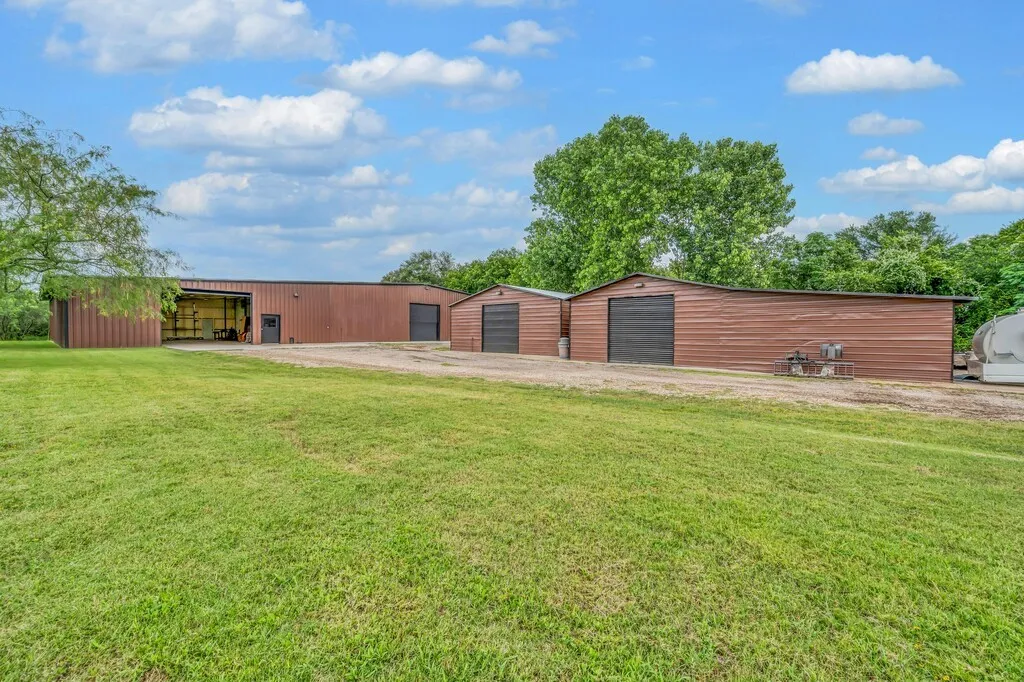 Single Family Residence For Sale in Mc Lennan County , 5004 Gholson Road, Waco, Texas 76705, 3 Bedrooms, 4 Bathrooms, 3 Garage spaces, 3,145 Sqft, built in 2017, Price $1,100,000, mls#21329772, Real Estate Agent in Waco, Homes For Sale in Mc Lennan county, Homes For Sale in Waco, Realtor in Waco Texas, Real Estate Brokerage Independent Realty Texas, Luminita Cordes Realtor