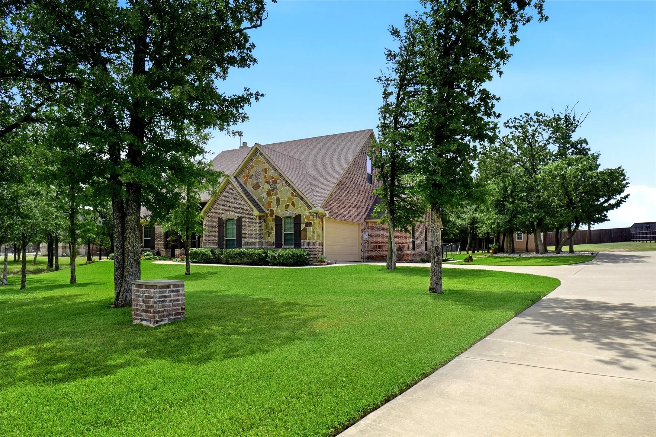 Single Family Residence For Sale in Parker County , 244 S Natural Spring Lane, Azle, Texas 76020, 3 Bedroom, 2 Bathroom, 2 Garage spaces, 2,008 Sqft, built in 2016, mls#21334164, Real Estate Agent in Azle, Homes For Sale in Parker county, Homes For Sale in Azle, Realtor in Azle Texas, Real Estate Brokerage Independent Realty Texas, Luminita Cordes Realtor