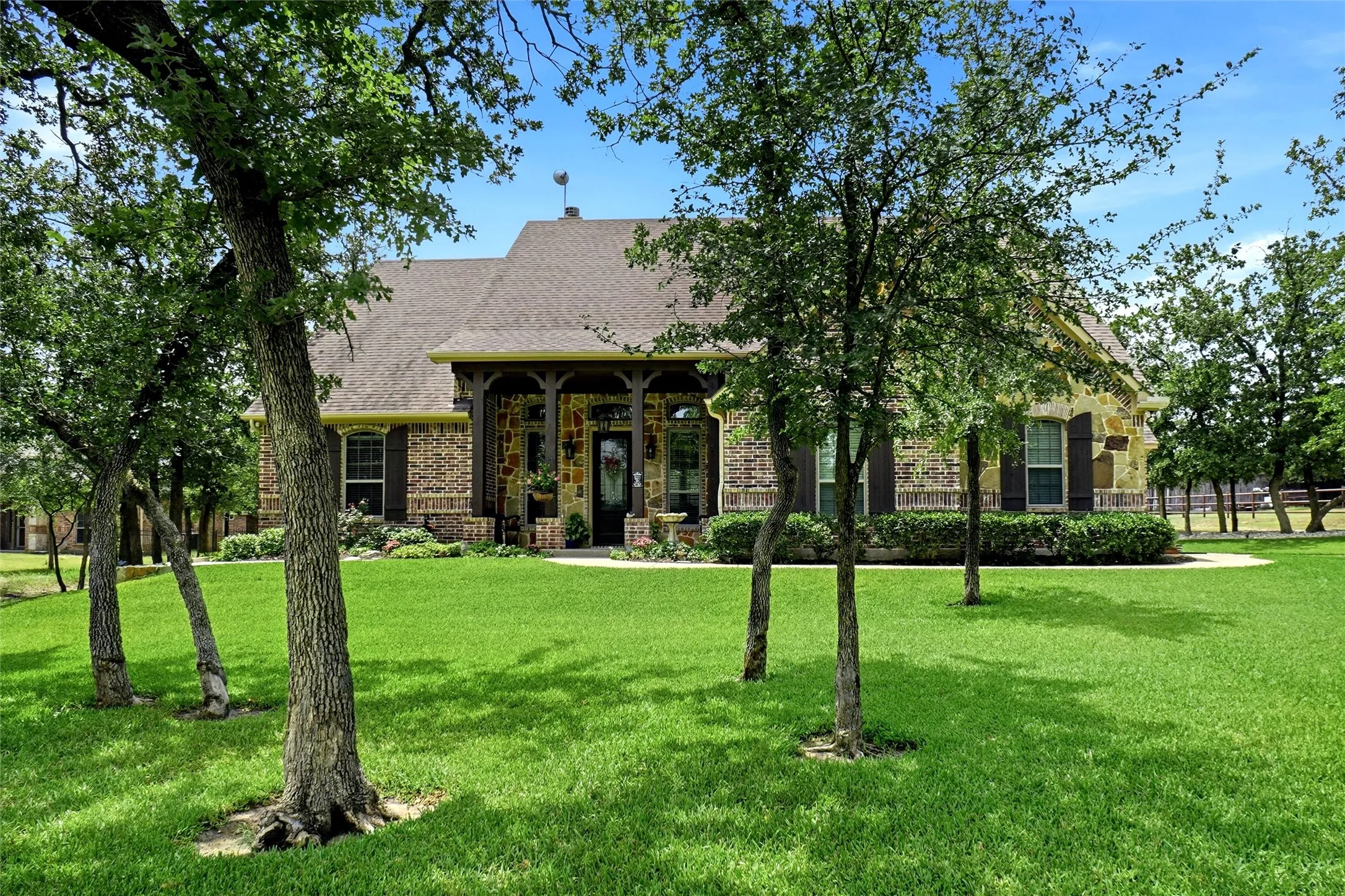Single Family Residence For Sale in Parker County , 244 S Natural Spring Lane, Azle, Texas 76020, 3 Bedroom, 2 Bathroom, 2 Garage spaces, 2,008 Sqft, built in 2016, mls#21334164, Real Estate Agent in Azle, Homes For Sale in Parker county, Homes For Sale in Azle, Realtor in Azle Texas, Real Estate Brokerage Independent Realty Texas, Luminita Cordes Realtor