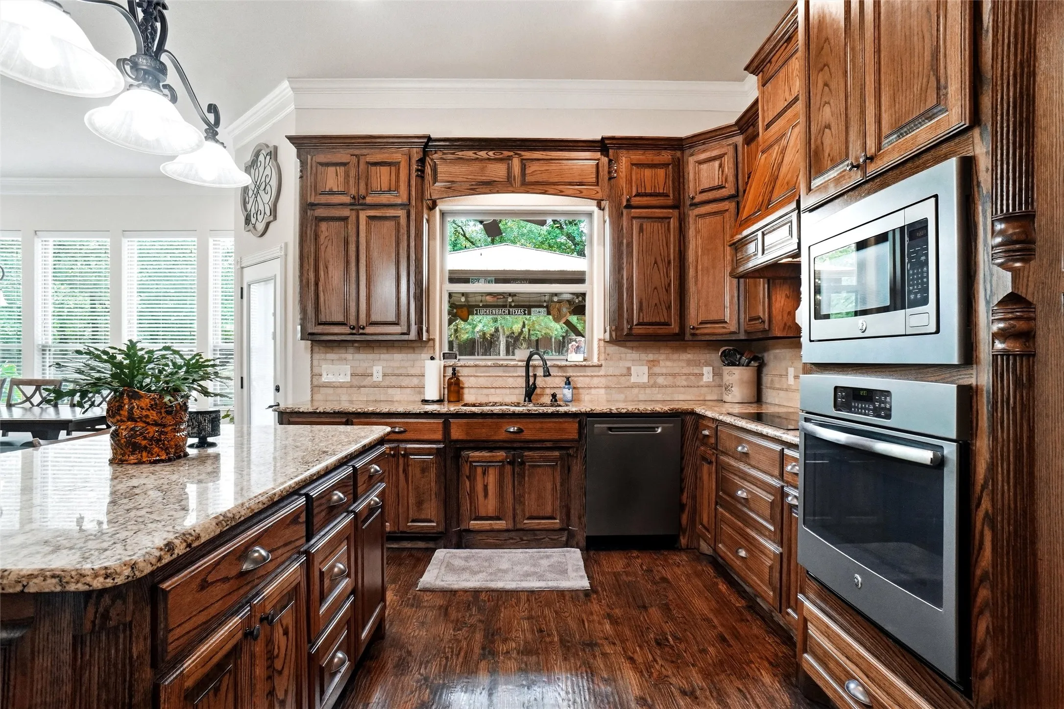 Single Family Residence For Sale in Parker County , 244 S Natural Spring Lane, Azle, Texas 76020, 3 Bedroom, 2 Bathroom, 2 Garage spaces, 2,008 Sqft, built in 2016, mls#21334164, Real Estate Agent in Azle, Homes For Sale in Parker county, Homes For Sale in Azle, Realtor in Azle Texas, Real Estate Brokerage Independent Realty Texas, Luminita Cordes Realtor