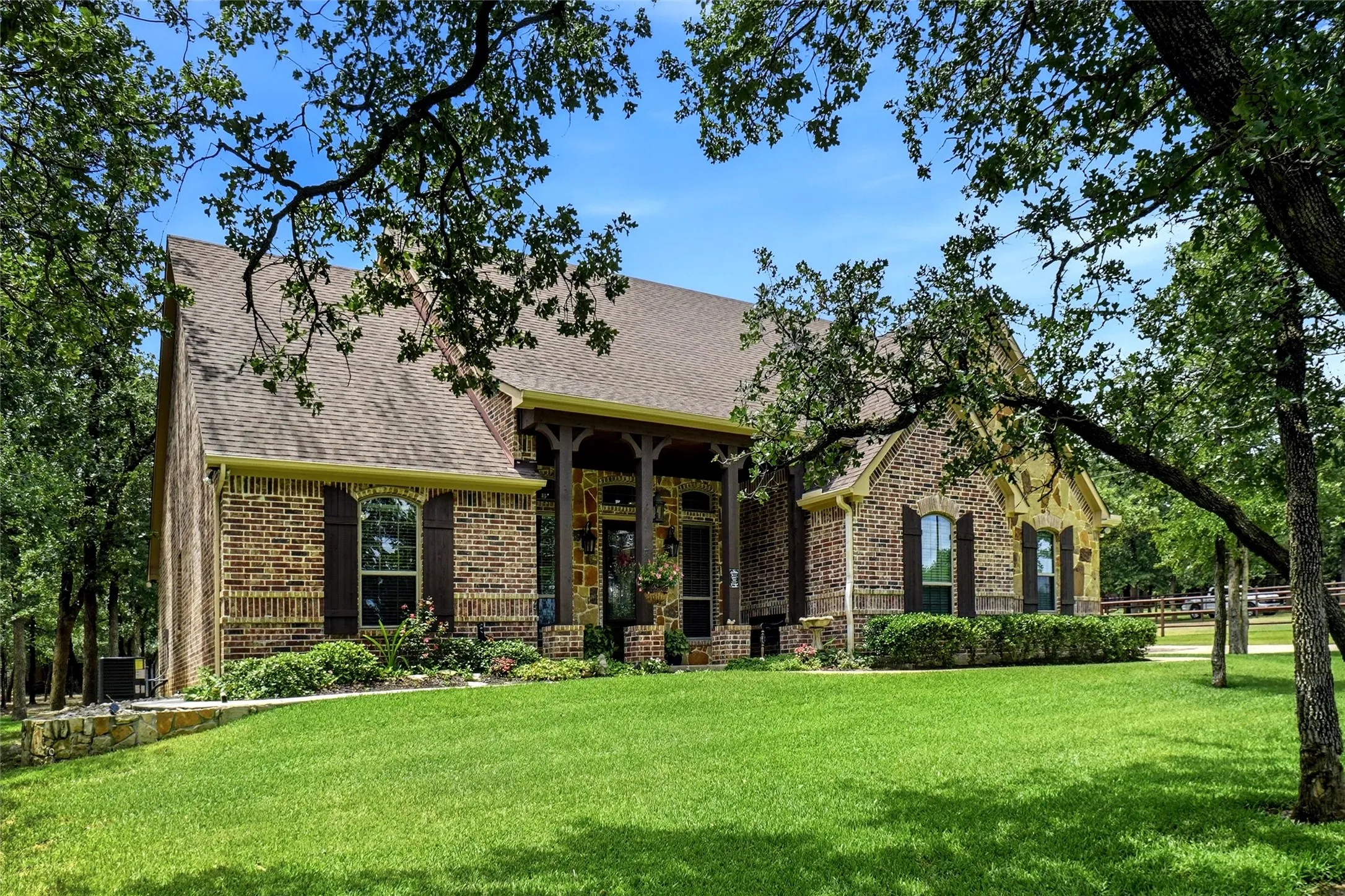 Single Family Residence For Sale in Parker County , 244 S Natural Spring Lane, Azle, Texas 76020, 3 Bedroom, 2 Bathroom, 2 Garage spaces, 2,008 Sqft, built in 2016, mls#21334164, Real Estate Agent in Azle, Homes For Sale in Parker county, Homes For Sale in Azle, Realtor in Azle Texas, Real Estate Brokerage Independent Realty Texas, Luminita Cordes Realtor