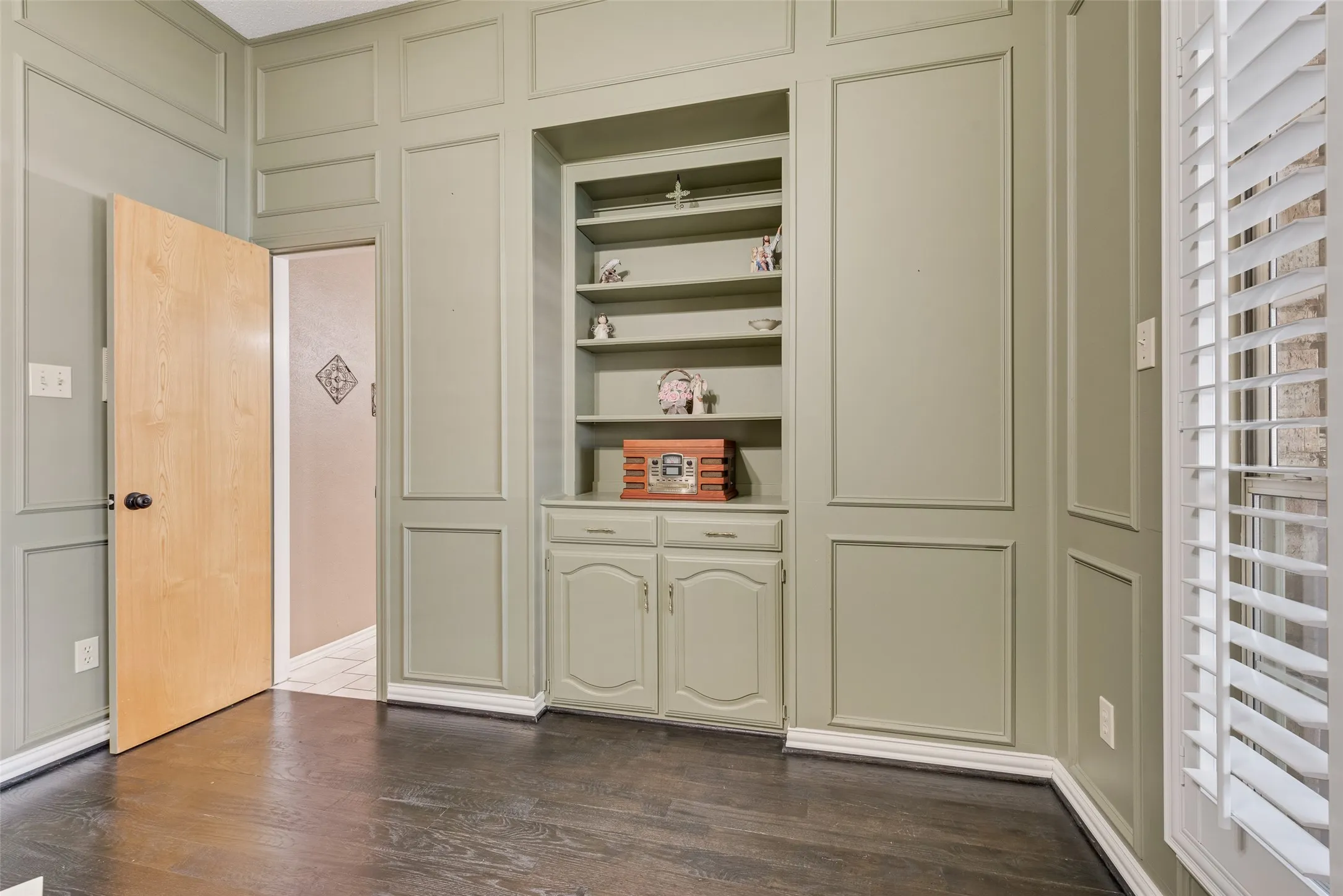 Second Living with real hardwood flooring and built-ins!