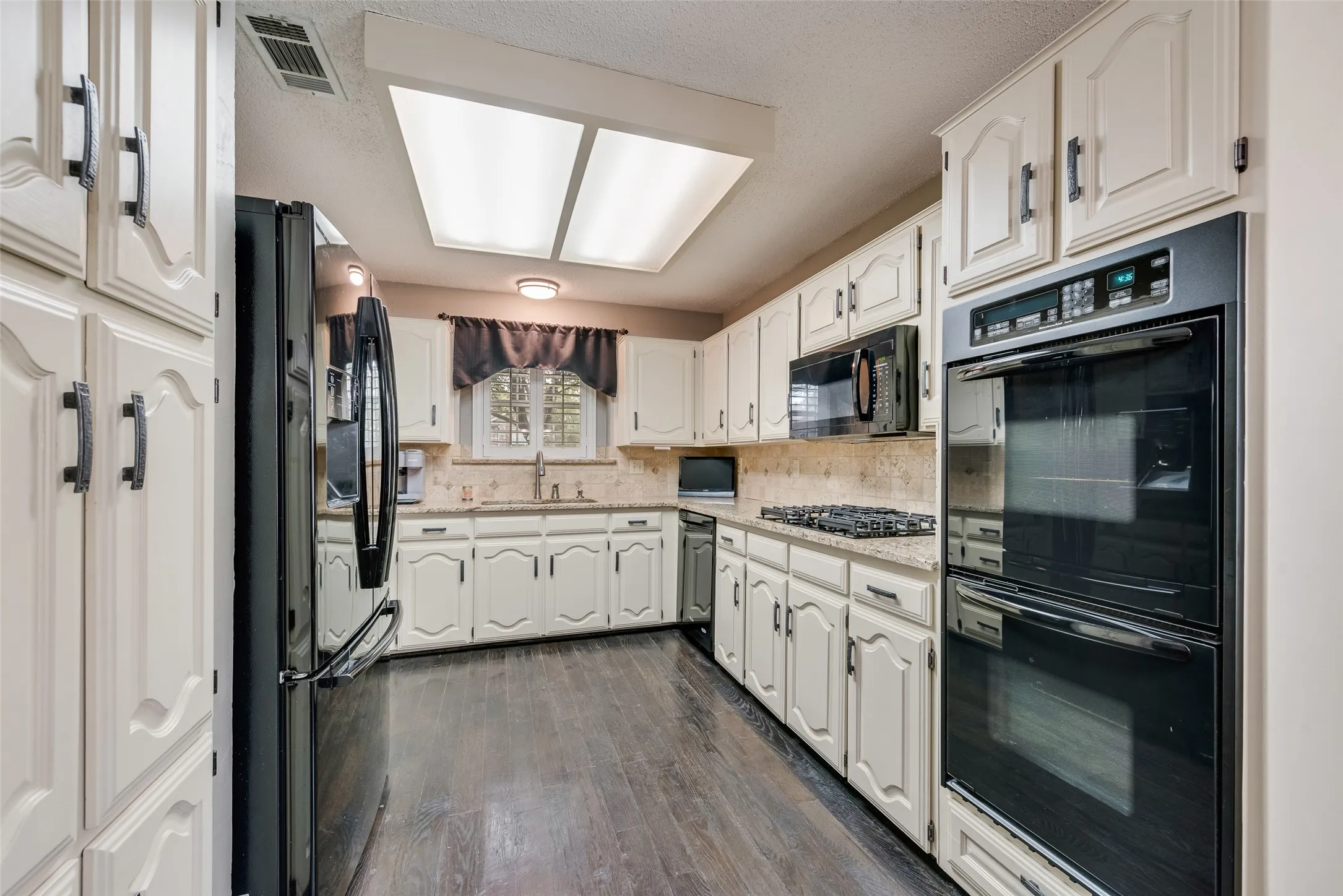 Real hardwood flooring with double ovens & gas cooktop!