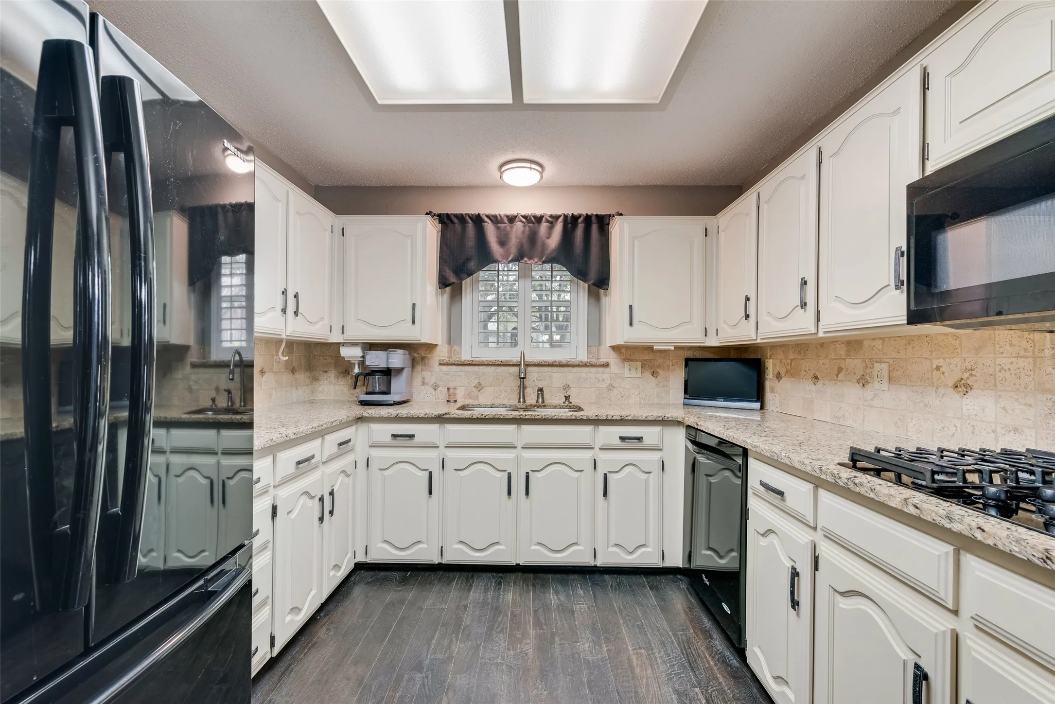 Real hardwood flooring with double ovens & gas cooktop!