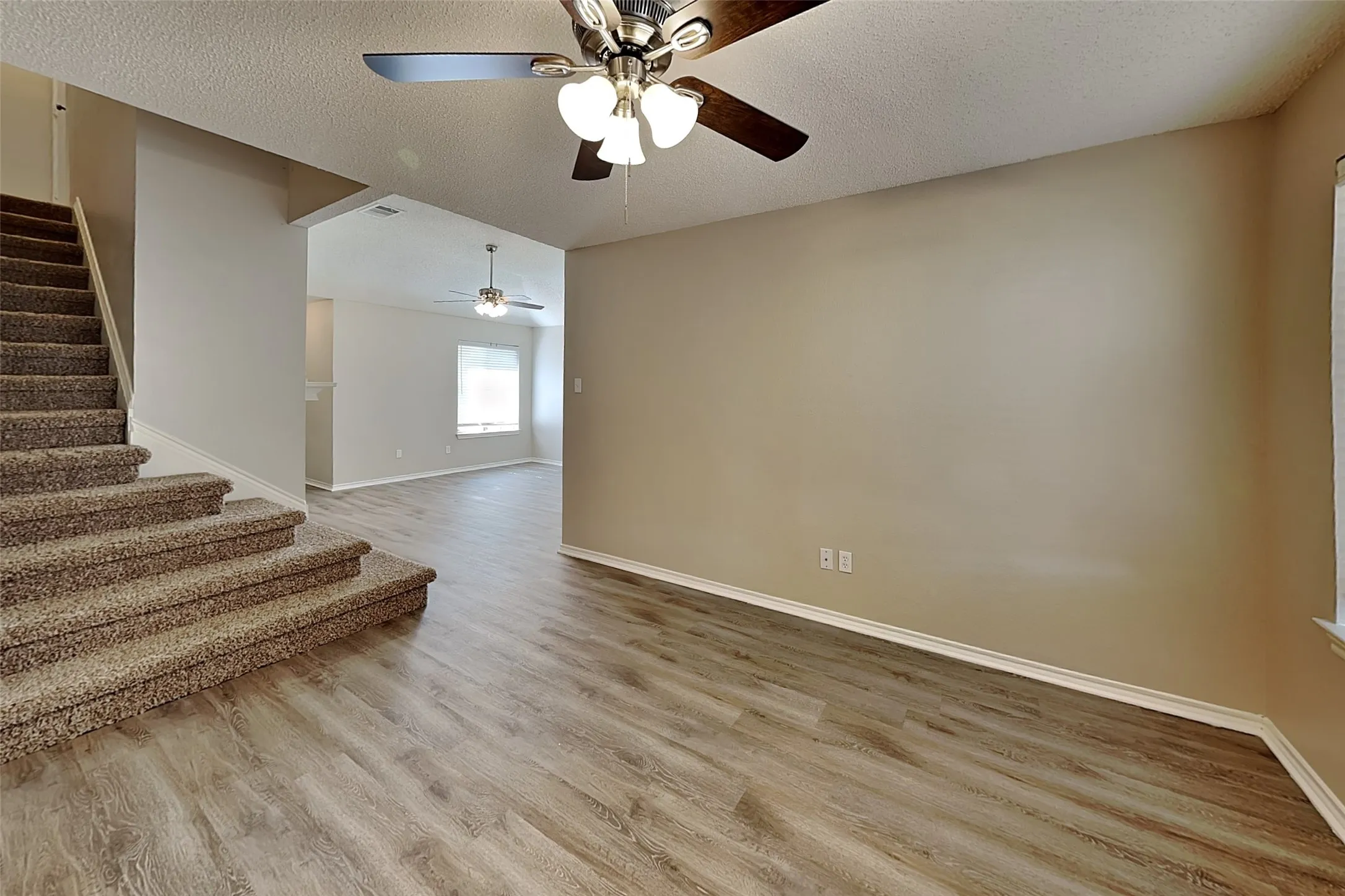 Single Family Residence For Rent in Tarrant County , 1206 Hillwood Way, Grapevine, Texas 76051, 3 Bedroom, 3 Bathroom, 2 Garage spaces, 1,625 Sqft, built in 1986, mls#21334740, Real Estate Agent in Grapevine, Homes For Rent in Tarrant county, Homes For Rent in Grapevine, Realtor in Grapevine Texas, Real Estate Brokerage Independent Realty Texas, Luminita Cordes Realtor
