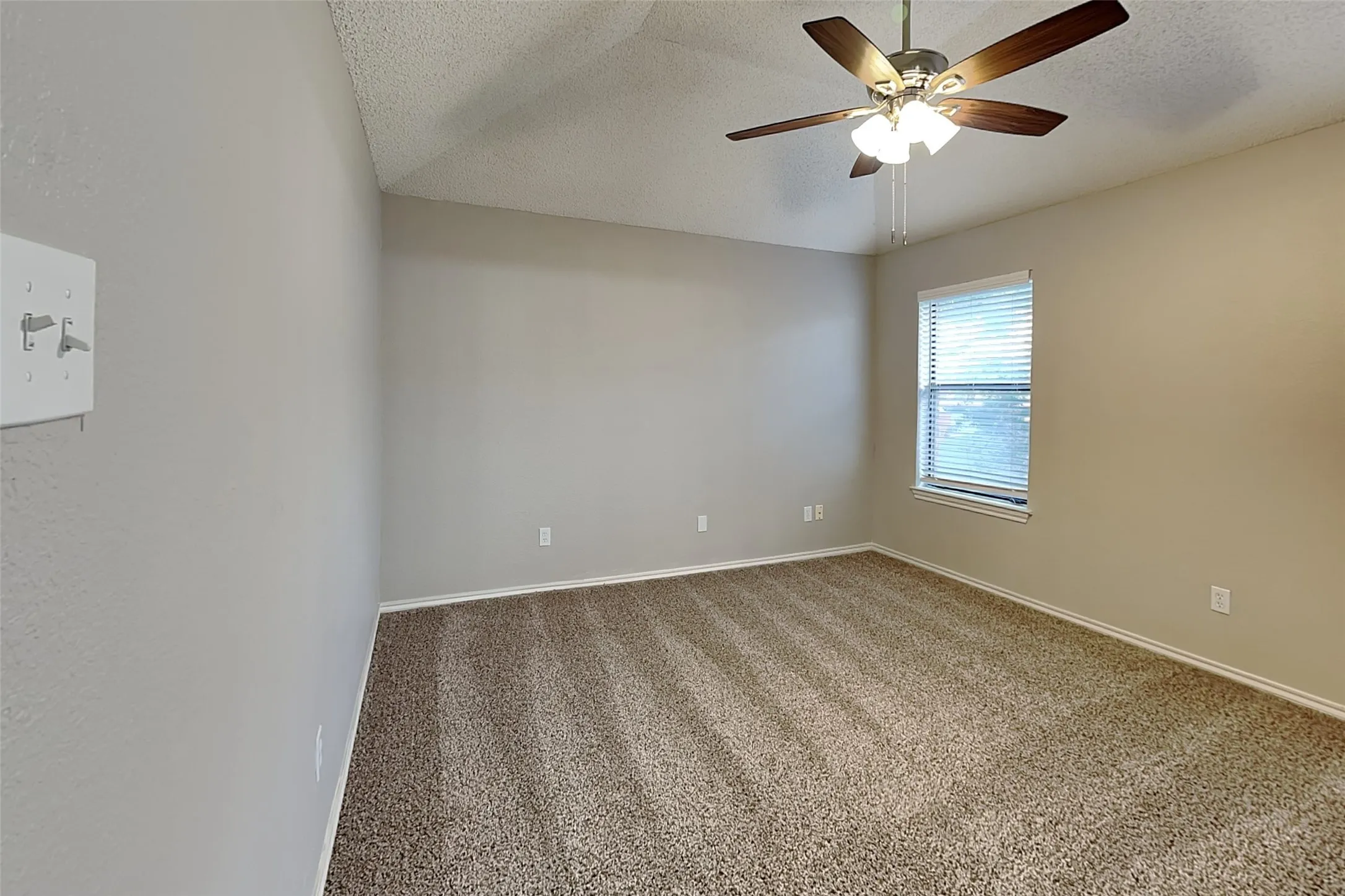 Single Family Residence For Rent in Tarrant County , 1206 Hillwood Way, Grapevine, Texas 76051, 3 Bedroom, 3 Bathroom, 2 Garage spaces, 1,625 Sqft, built in 1986, mls#21334740, Real Estate Agent in Grapevine, Homes For Rent in Tarrant county, Homes For Rent in Grapevine, Realtor in Grapevine Texas, Real Estate Brokerage Independent Realty Texas, Luminita Cordes Realtor