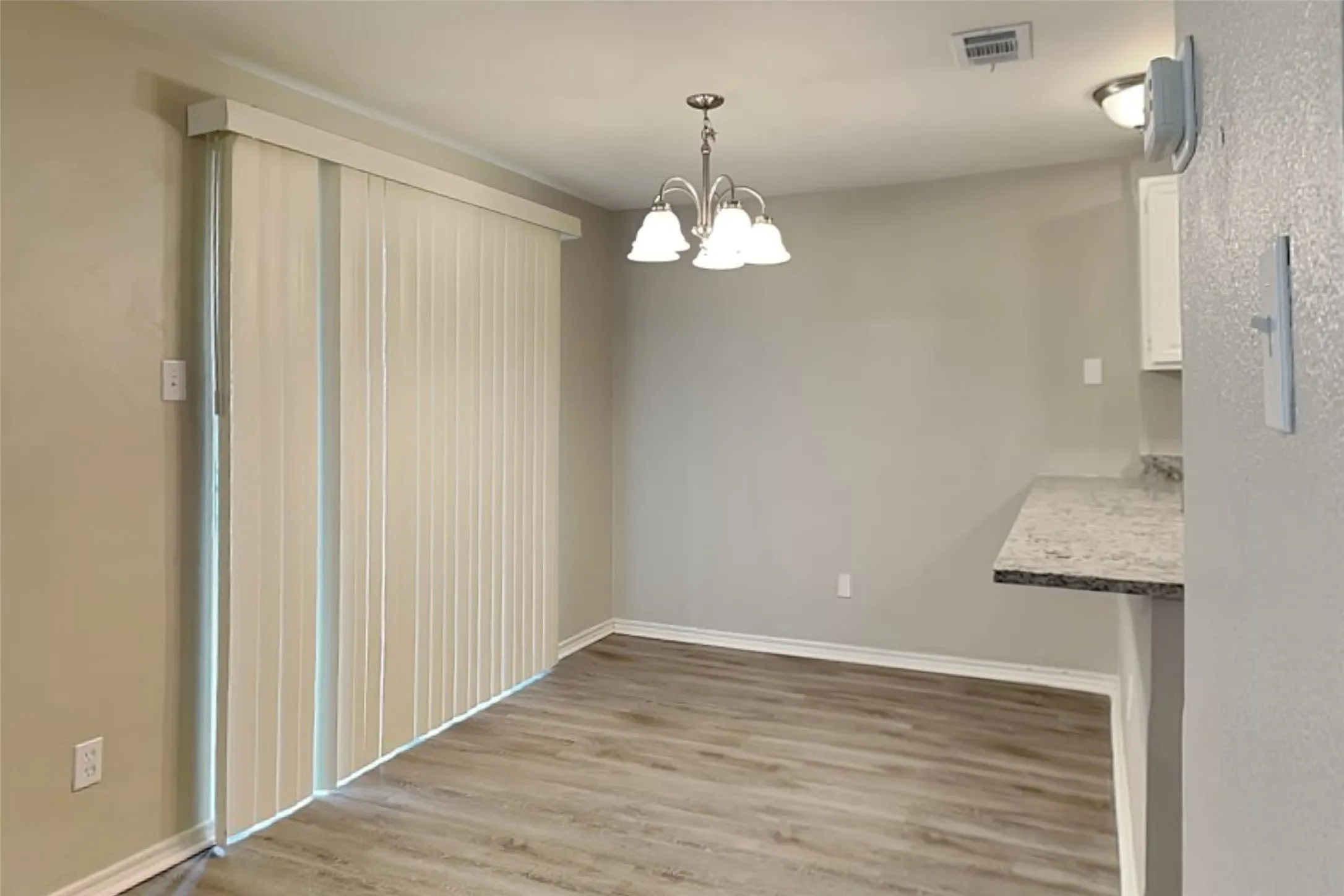 Single Family Residence For Rent in Tarrant County , 1206 Hillwood Way, Grapevine, Texas 76051, 3 Bedroom, 3 Bathroom, 2 Garage spaces, 1,625 Sqft, built in 1986, mls#21334740, Real Estate Agent in Grapevine, Homes For Rent in Tarrant county, Homes For Rent in Grapevine, Realtor in Grapevine Texas, Real Estate Brokerage Independent Realty Texas, Luminita Cordes Realtor