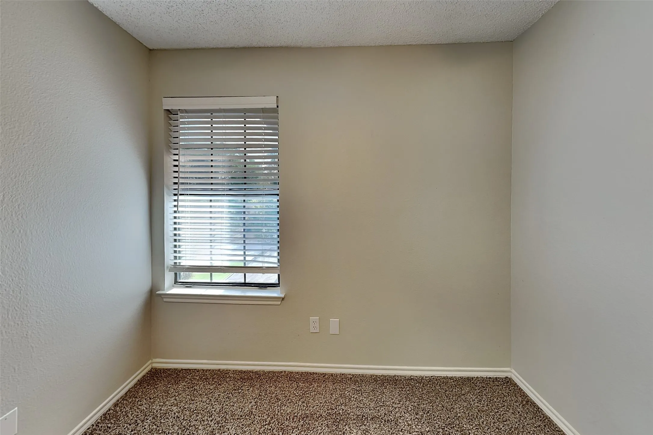 Single Family Residence For Rent in Tarrant County , 1206 Hillwood Way, Grapevine, Texas 76051, 3 Bedroom, 3 Bathroom, 2 Garage spaces, 1,625 Sqft, built in 1986, mls#21334740, Real Estate Agent in Grapevine, Homes For Rent in Tarrant county, Homes For Rent in Grapevine, Realtor in Grapevine Texas, Real Estate Brokerage Independent Realty Texas, Luminita Cordes Realtor