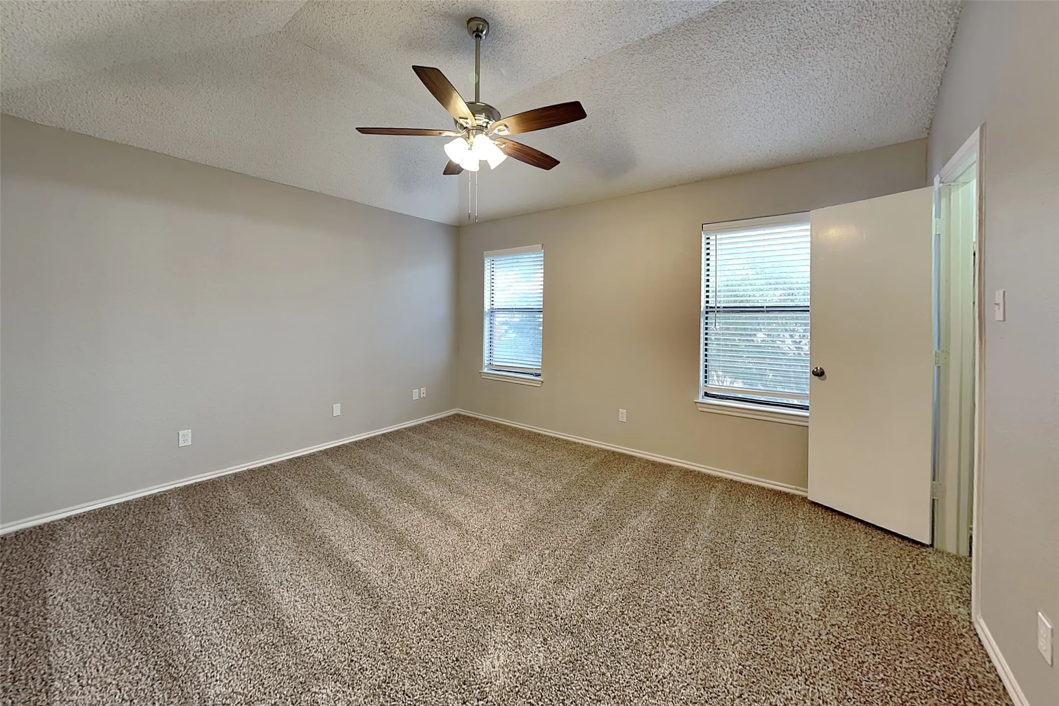 Single Family Residence For Rent in Tarrant County , 1206 Hillwood Way, Grapevine, Texas 76051, 3 Bedroom, 3 Bathroom, 2 Garage spaces, 1,625 Sqft, built in 1986, mls#21334740, Real Estate Agent in Grapevine, Homes For Rent in Tarrant county, Homes For Rent in Grapevine, Realtor in Grapevine Texas, Real Estate Brokerage Independent Realty Texas, Luminita Cordes Realtor