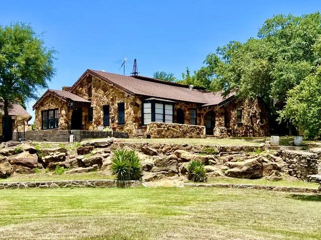 Single Family Residence For Sale in Jack County , 124 S 3rd Street, Jacksboro, Texas 76458, 4 Bedroom, 4 Bathroom, 1 Garage spaces, 2,525 Sqft, built in 1940, mls#21334763, Real Estate Agent in Jacksboro, Homes For Sale in Jack county, Homes For Sale in Jacksboro, Realtor in Jacksboro Texas, Real Estate Brokerage Independent Realty Texas, Luminita Cordes Realtor