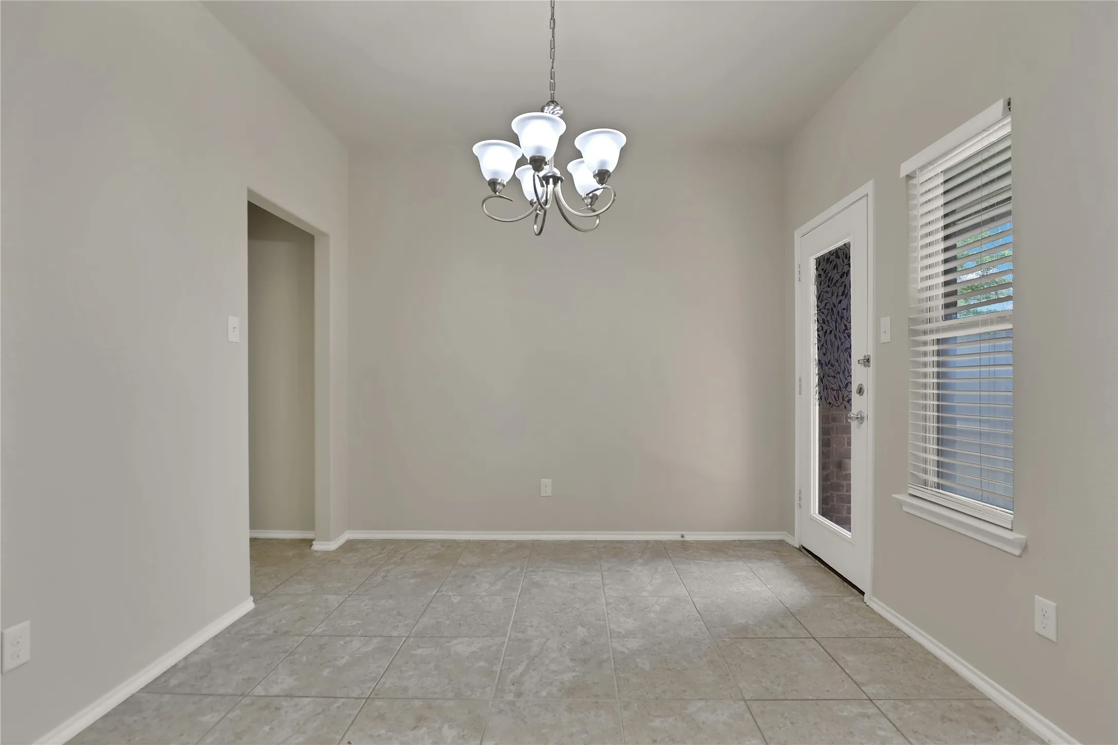 Single Family Residence For Sale in Collin County , 300 Black Bear Drive, Mc Kinney, Texas 75071, 3 Bedroom, 2 Bathroom, 2 Garage spaces, 1,406 Sqft, built in 2013, mls#21332795, Real Estate Agent in Mc Kinney, Homes For Sale in Collin county, Homes For Sale in Mc Kinney, Realtor in Mc Kinney Texas, Real Estate Brokerage Independent Realty Texas, Luminita Cordes Realtor