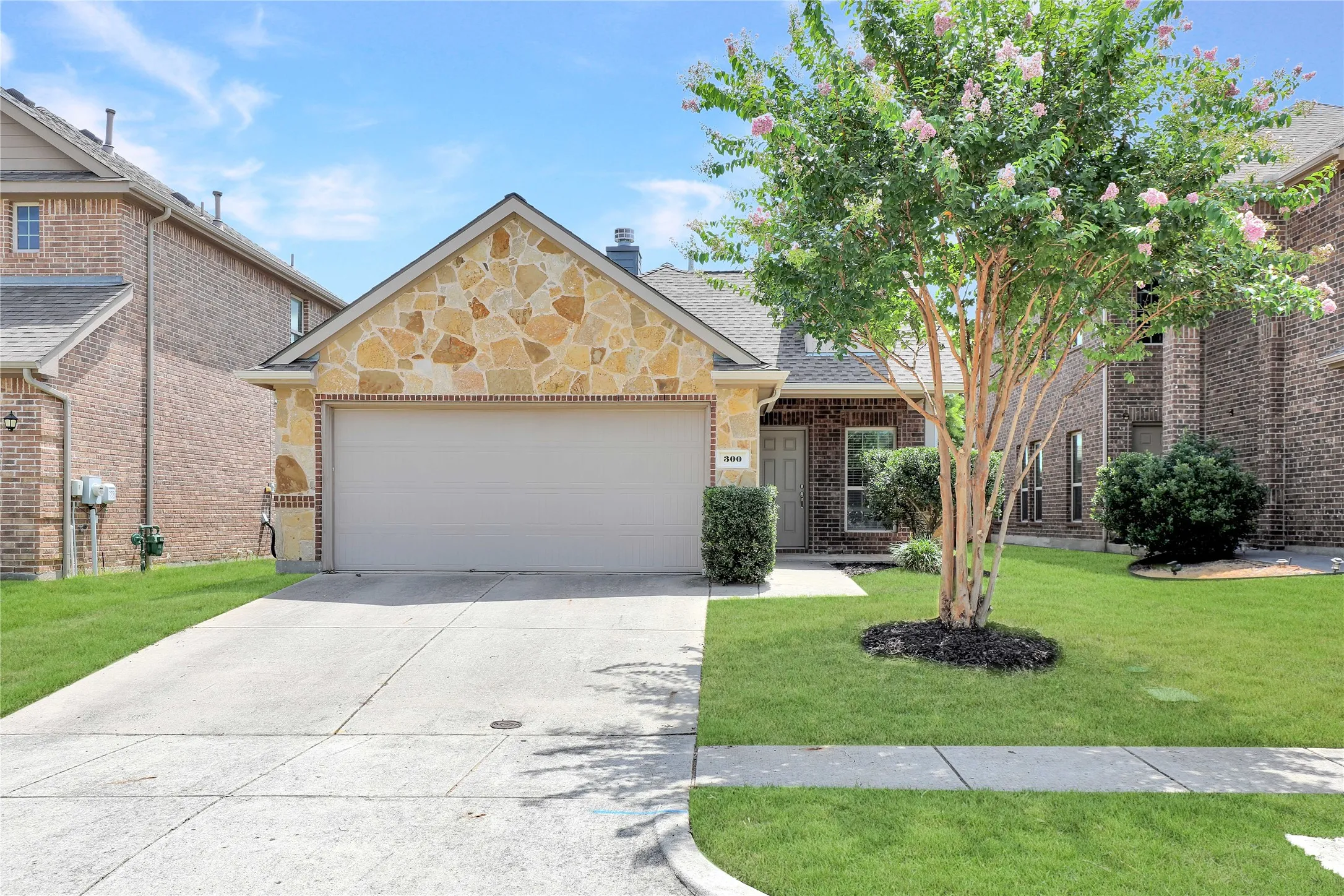 Single Family Residence For Sale in Collin County , 300 Black Bear Drive, Mc Kinney, Texas 75071, 3 Bedroom, 2 Bathroom, 2 Garage spaces, 1,406 Sqft, built in 2013, mls#21332795, Real Estate Agent in Mc Kinney, Homes For Sale in Collin county, Homes For Sale in Mc Kinney, Realtor in Mc Kinney Texas, Real Estate Brokerage Independent Realty Texas, Luminita Cordes Realtor