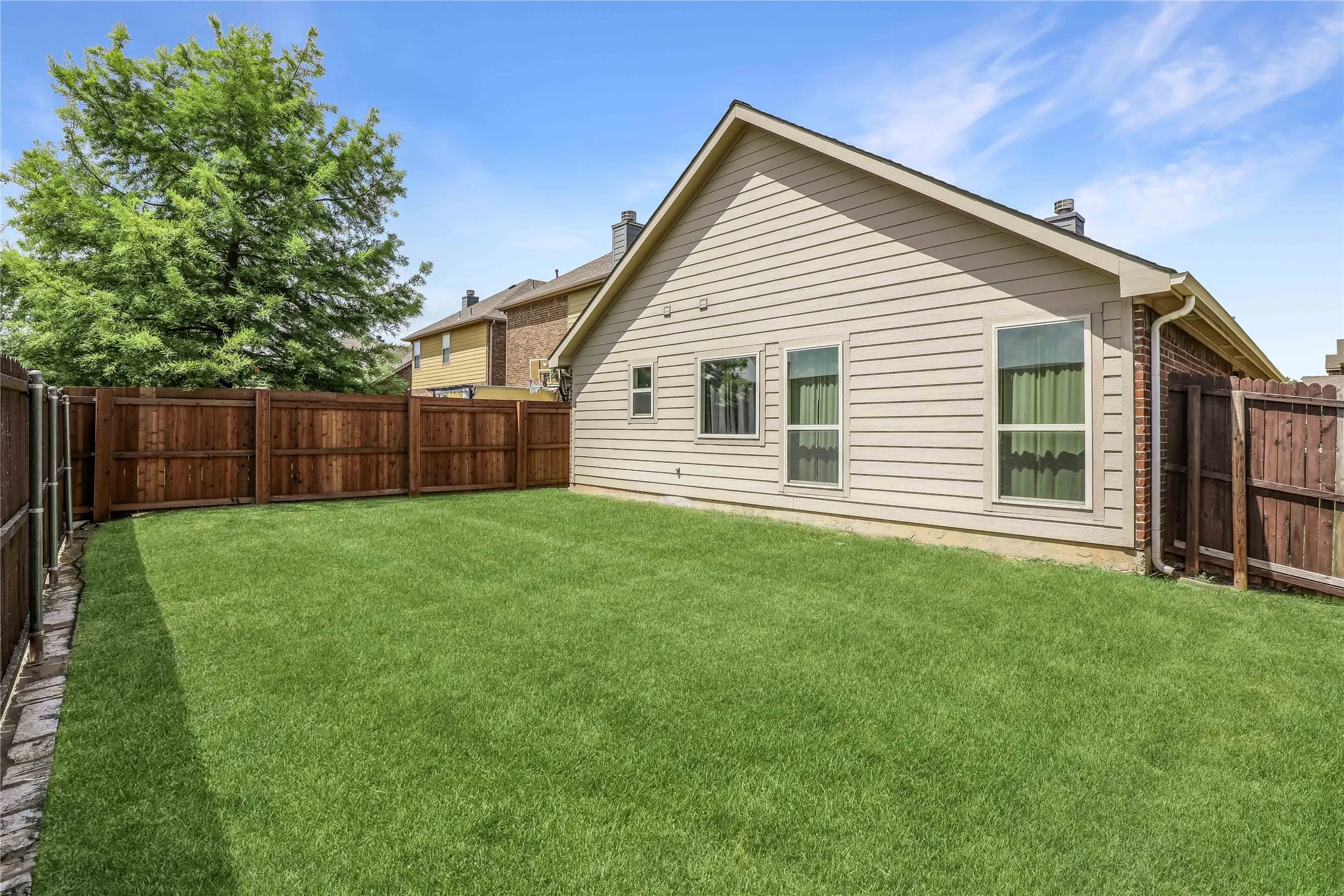 Single Family Residence For Sale in Collin County , 300 Black Bear Drive, Mc Kinney, Texas 75071, 3 Bedroom, 2 Bathroom, 2 Garage spaces, 1,406 Sqft, built in 2013, mls#21332795, Real Estate Agent in Mc Kinney, Homes For Sale in Collin county, Homes For Sale in Mc Kinney, Realtor in Mc Kinney Texas, Real Estate Brokerage Independent Realty Texas, Luminita Cordes Realtor
