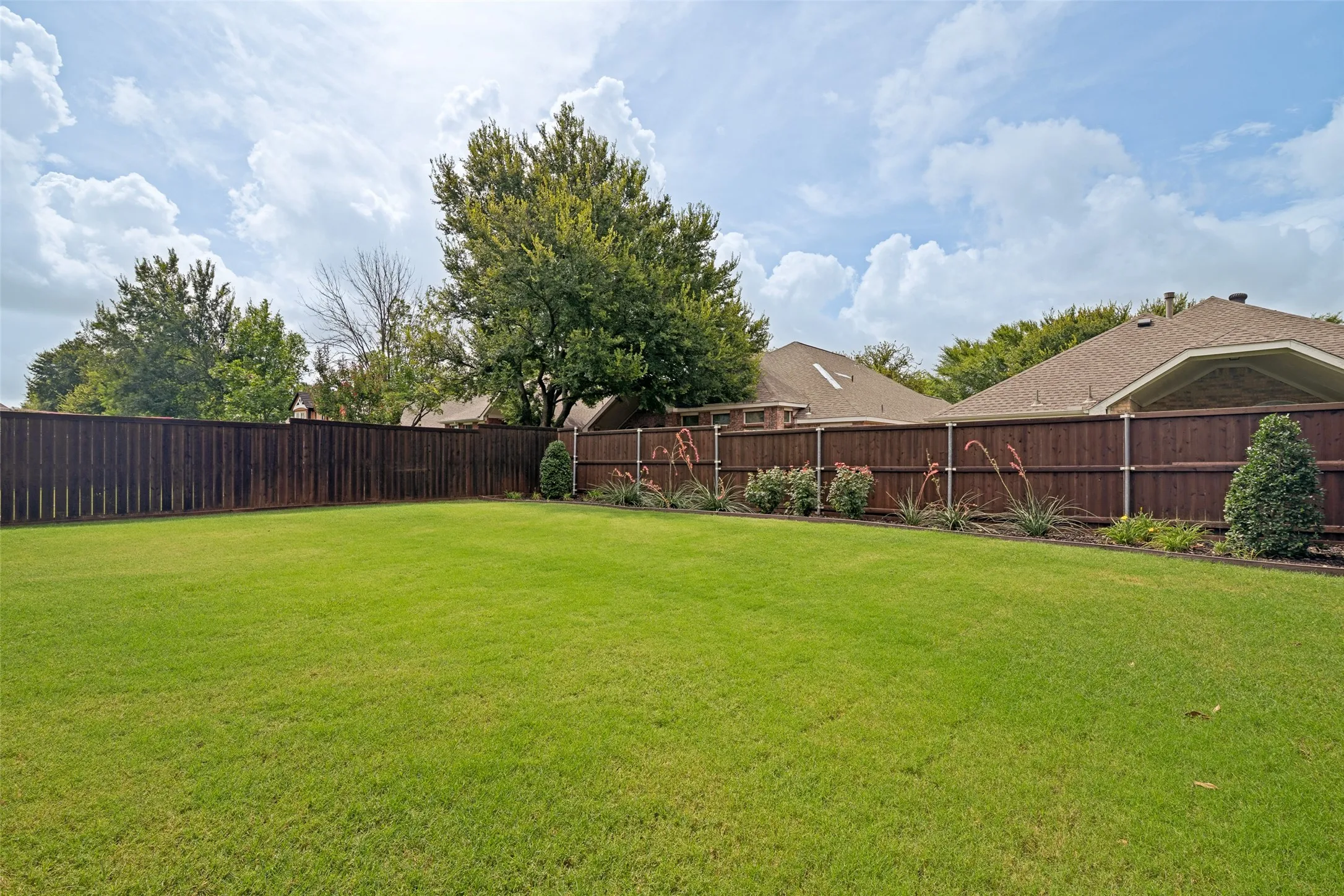 Single Family Residence For Sale in Collin County , 8805 Abbington Place, Mc Kinney, Texas 75072, 4 Bedroom, 4 Bathroom, 2 Garage spaces, 3,142 Sqft, built in 2017, mls#21332286, Real Estate Agent in Mc Kinney, Homes For Sale in Collin county, Homes For Sale in Mc Kinney, Realtor in Mc Kinney Texas, Real Estate Brokerage Independent Realty Texas, Luminita Cordes Realtor