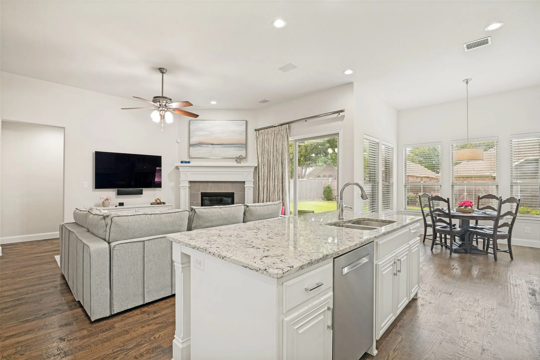 Single Family Residence For Sale in Collin County , 8805 Abbington Place, Mc Kinney, Texas 75072, 4 Bedroom, 4 Bathroom, 2 Garage spaces, 3,142 Sqft, built in 2017, mls#21332286, Real Estate Agent in Mc Kinney, Homes For Sale in Collin county, Homes For Sale in Mc Kinney, Realtor in Mc Kinney Texas, Real Estate Brokerage Independent Realty Texas, Luminita Cordes Realtor
