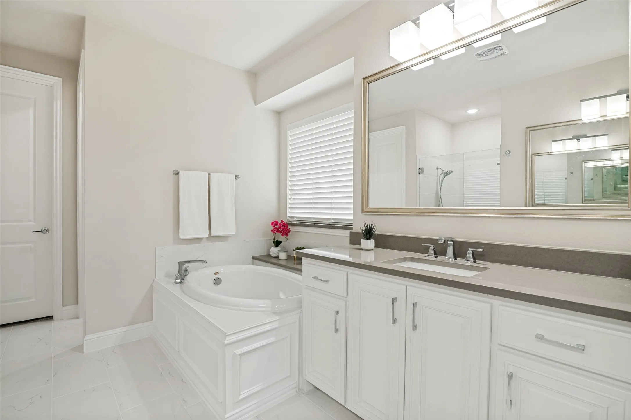 Single Family Residence For Sale in Collin County , 8805 Abbington Place, Mc Kinney, Texas 75072, 4 Bedroom, 4 Bathroom, 2 Garage spaces, 3,142 Sqft, built in 2017, mls#21332286, Real Estate Agent in Mc Kinney, Homes For Sale in Collin county, Homes For Sale in Mc Kinney, Realtor in Mc Kinney Texas, Real Estate Brokerage Independent Realty Texas, Luminita Cordes Realtor