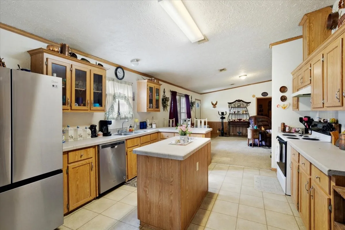 Mobile Home For Sale in Fannin County , 1022 County Road 2295, Telephone, Texas 75488, 3 Bedrooms, 2 Bathrooms, Garage spaces, 1,904 Sqft, built in 2001, Price $260,000, mls#21334749, Real Estate Agent in Telephone, Homes For Sale in Fannin county, Homes For Sale in Telephone, Realtor in Telephone Texas, Real Estate Brokerage Independent Realty Texas, Luminita Cordes Realtor