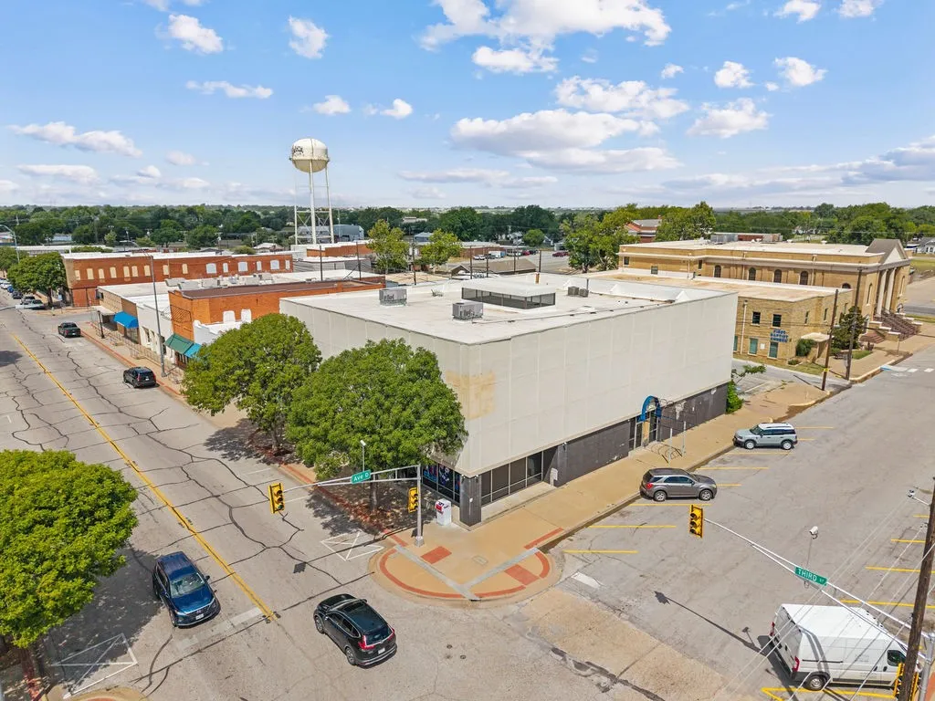 Corner commercial building featuring a flat roof and ground-level storefronts